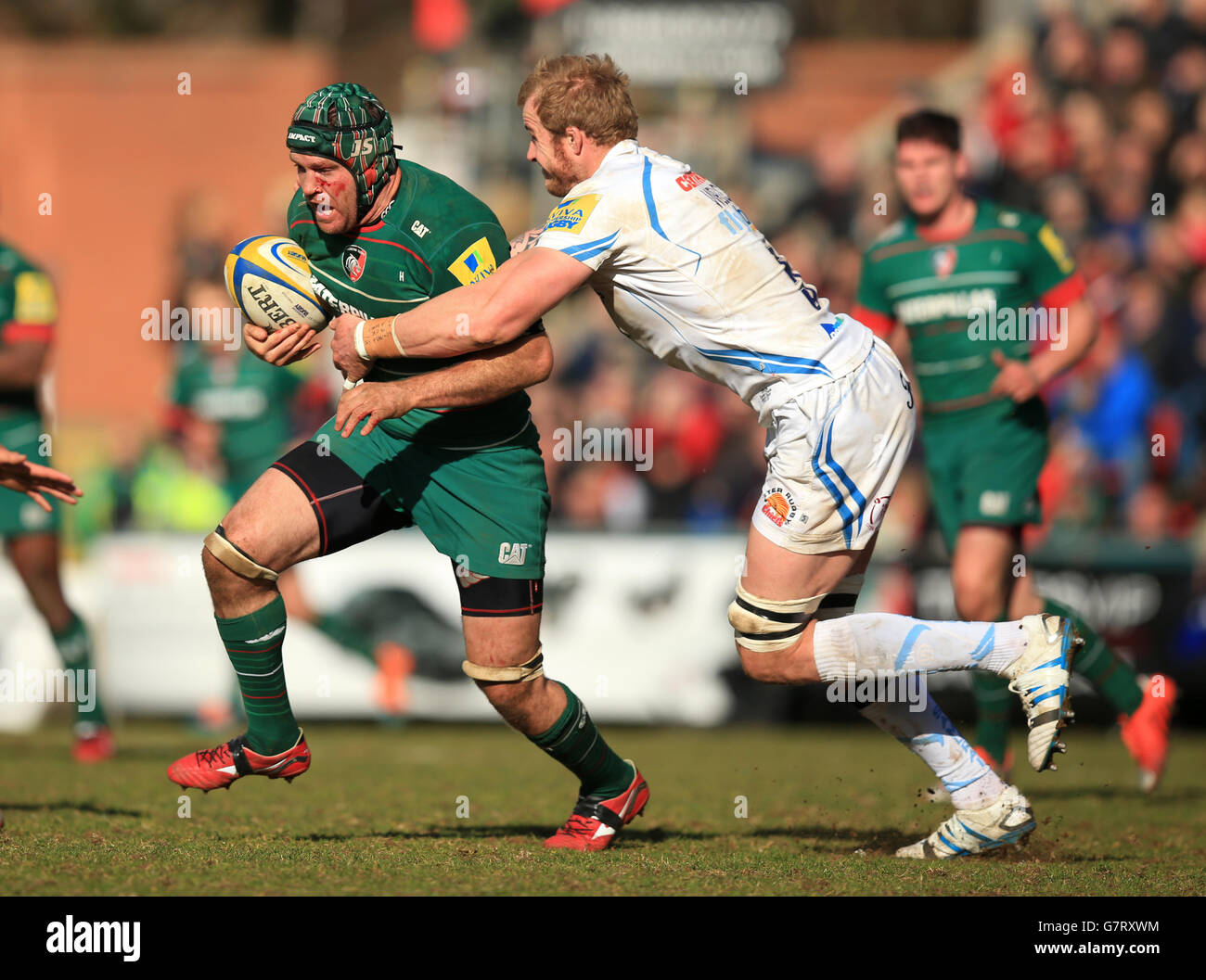 Julian Salvi di Leicester Tigers è affrontato da Damian di Exeter Chiefs Welch Foto Stock