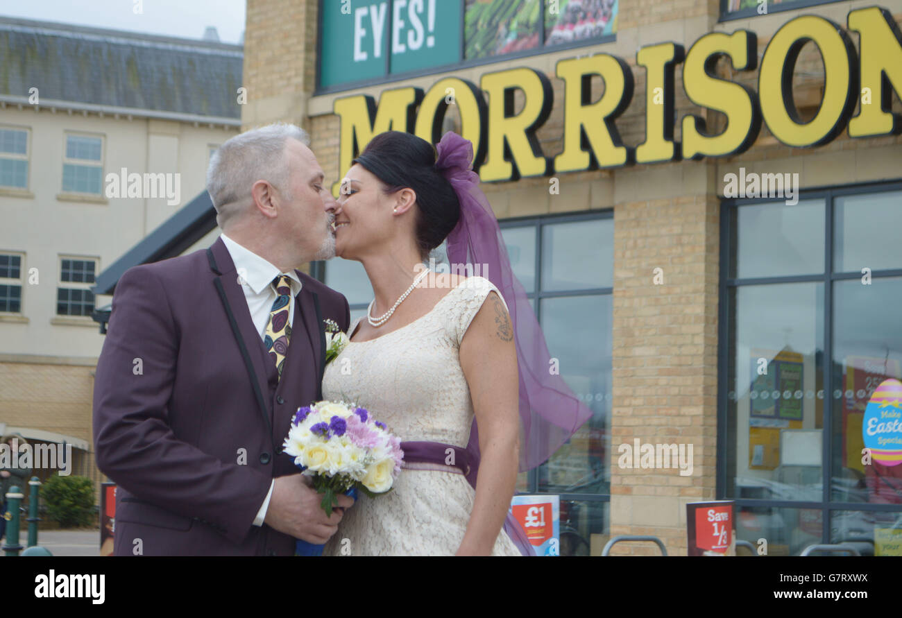 Rebecca Wooller e Blake Green dopo il loro matrimonio a Morrisons a Cambourne, Cambridgeshire. Foto Stock