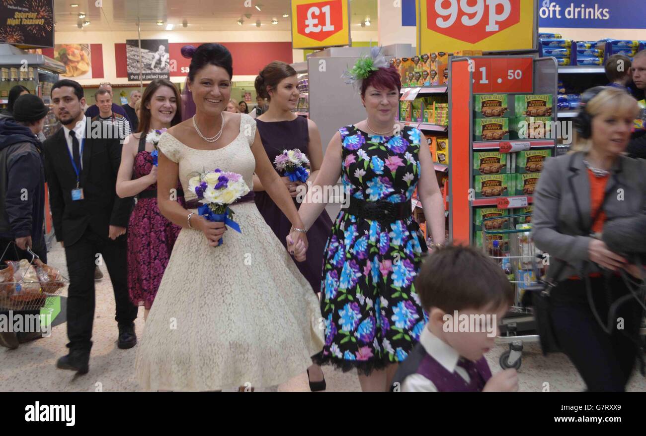 Sposa Rebecca Wooller durante il suo matrimonio con e Blake Green a Morrisons a Cambourne, Cambridgeshire. Foto Stock