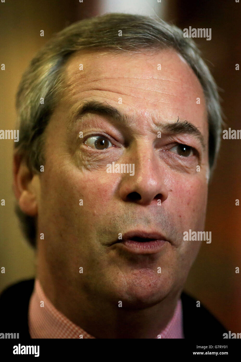 Il leader dell'UKIP Nigel Farage parla alla Cliffsend Village Hall di Cliffsend, Kent, mentre continua la sua campagna elettorale generale nella circoscrizione di Thanet del Sud. Foto Stock