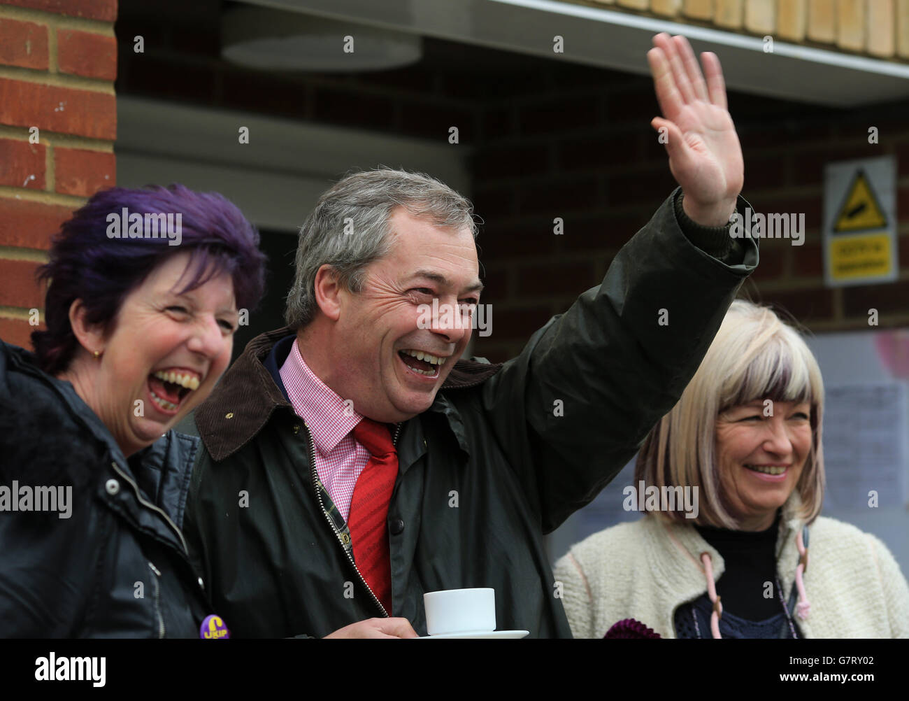 Nigel Farage, leader dell'UKIP, gode di una tazza di tè all'esterno della Cliffsend Village Hall di Cliffsend, Kent, prima di un incontro pubblico mentre continua la sua campagna elettorale generale nella circoscrizione di Thanet del Sud. Foto Stock