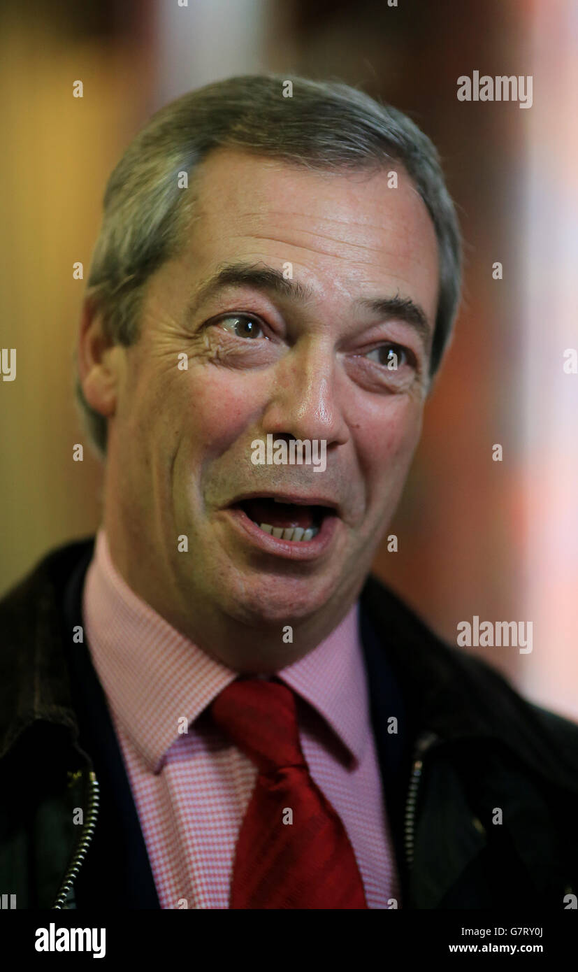 Il leader dell'UKIP Nigel Farage parla alla Cliffsend Village Hall di Cliffsend, Kent, mentre continua la sua campagna elettorale generale nella circoscrizione di Thanet del Sud. Foto Stock