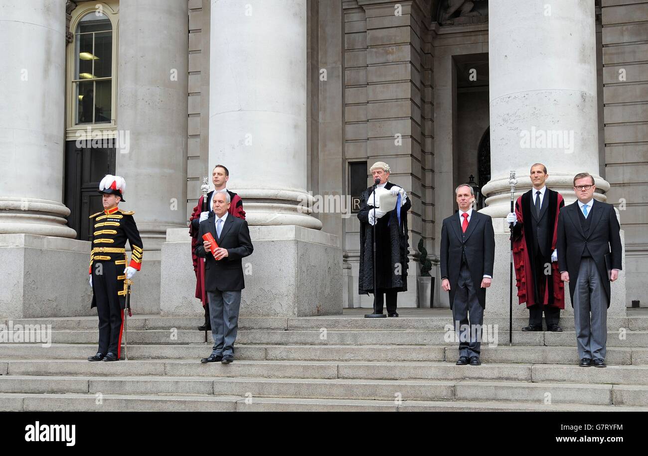 Il colonnello Geoffrey Godbold, Common Cryer e Sergeant-at-Arms legge la proclamazione della dissoluzione dell'attuale Parlamento al di fuori del Royal Exchange, Londra. Foto Stock