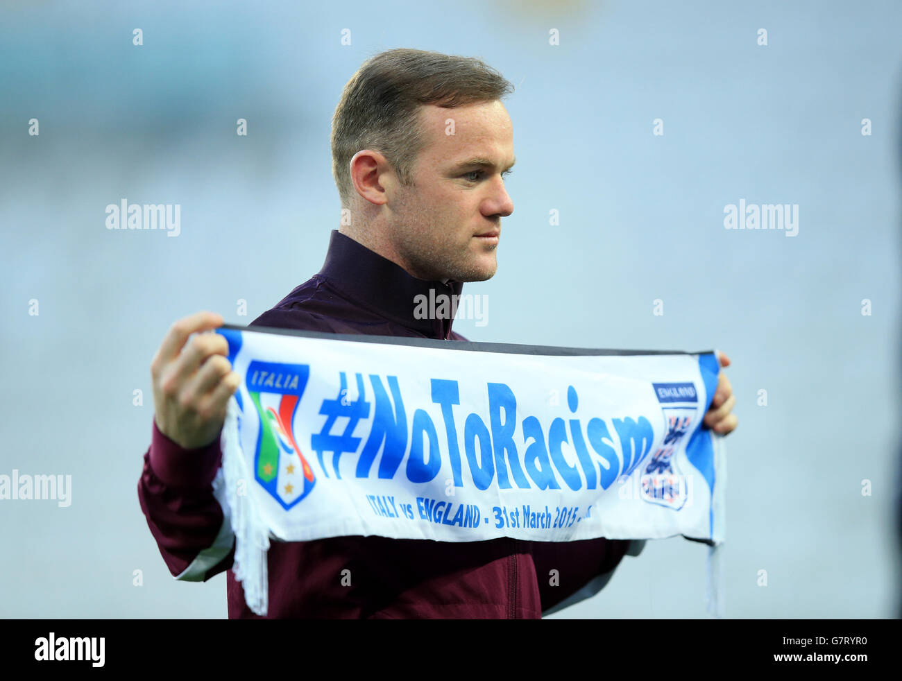 Waynne Rooney, in Inghilterra, detiene una sciarpa "Say No to Racism" durante una visita allo stadio Juventus di Torino. Foto Stock