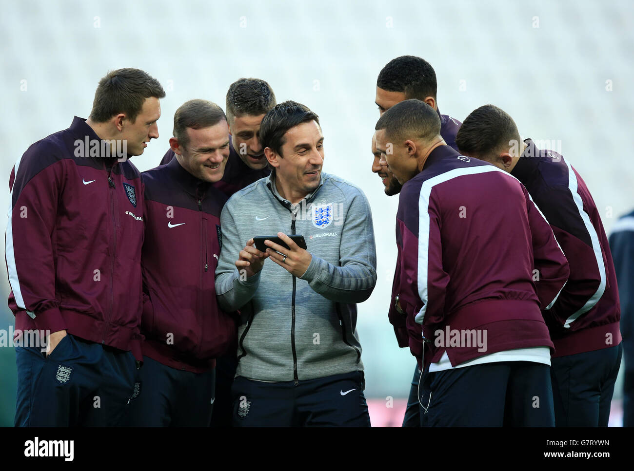 L'assistente dell'Inghilterra Gary Neville (centro) condivide una battuta con i giocatori durante una visita allo stadio Juventus di Torino. Foto Stock