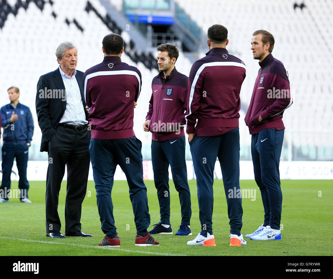 Il direttore d'Inghilterra Roy Hodgson (a destra) parla Andros Townsend (centro a destra), Ryan Mason (centro) e Harry Kane (a sinistra) durante una visita allo stadio Juventus di Torino. Foto Stock