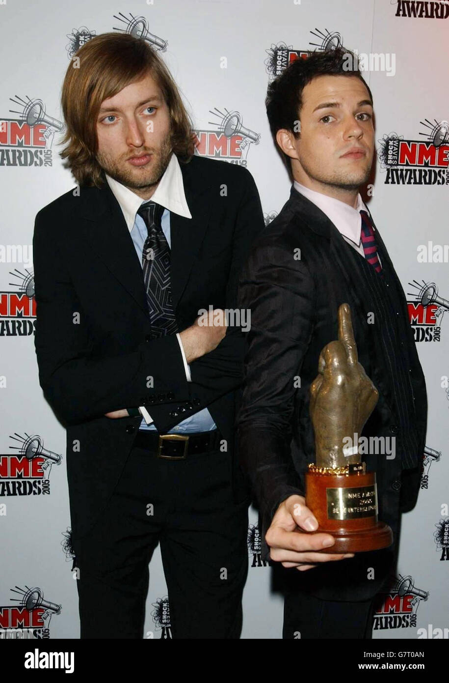 Mark Stoermer (a sinistra) e il cantante Brandon Flowers dei Killers ricevono il premio Best International Band Award. Foto Stock
