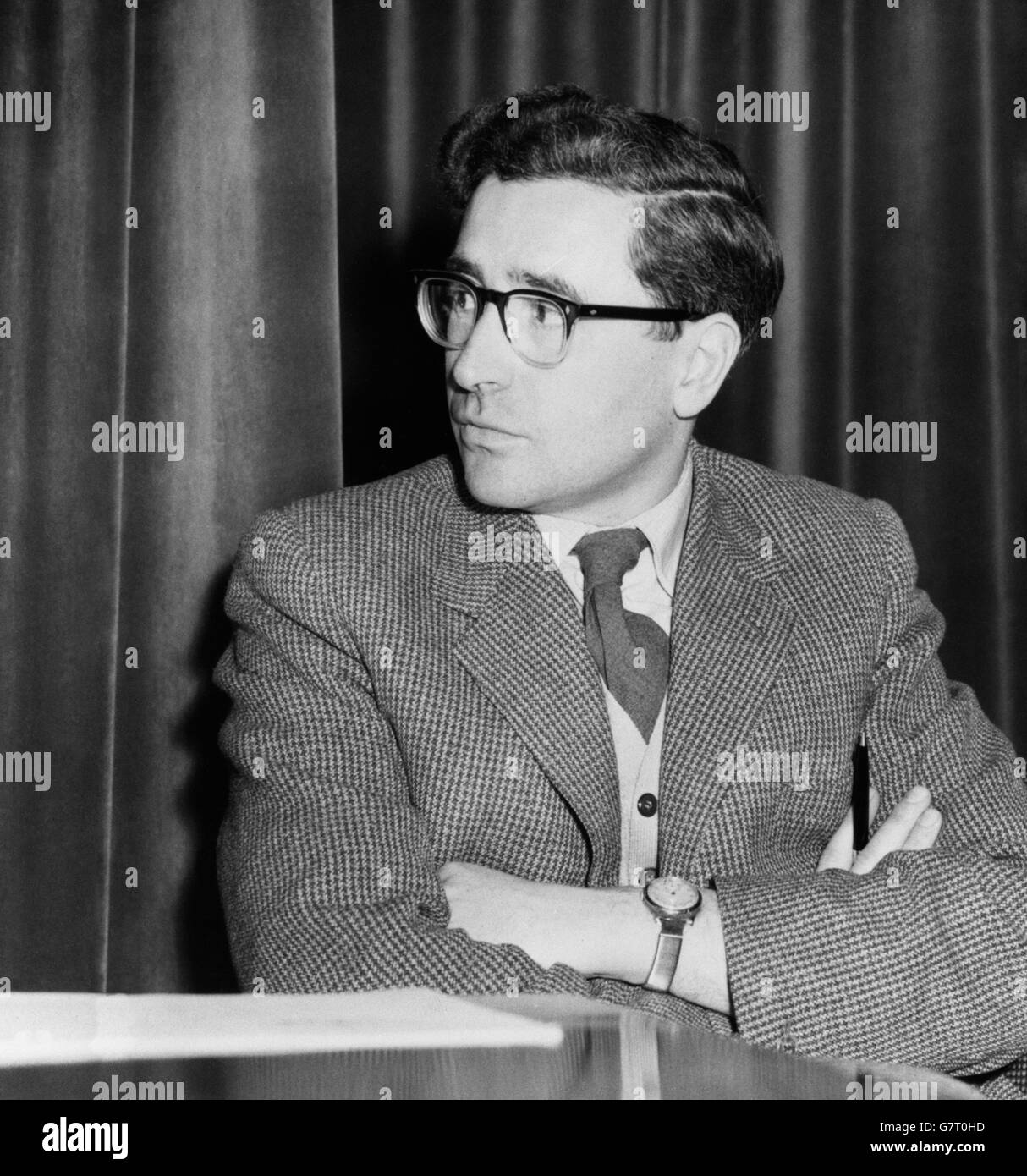 Il Dr. Tony Hevish, 35 anni, è stato ritratto in una conferenza stampa di oggi a Londra. È uno dei sei scienziati britannici , cinque uomini e una donna, che hanno annunciato al mondo che hanno la prova di spiegare uno dei più grandi misteri dell'uomo, come è iniziato l'universo. Gli scienziati sono un gruppo di radioastronomi che hanno impiegato nove anni, usando quello che si ritiene essere il radiotelescopio più potente del mondo, per giungere a conclusioni che sembrano inserirsi nella storia della Bibbia, 'in principio Dio ha creato il cielo e la terra'. In molti ambienti si prevede che le conclusioni raggiunte a Cambridge causeranno un Foto Stock