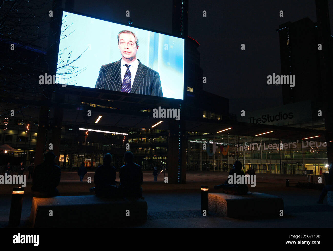 La gente guarda il dibattito televisivo dei leader in diretta su un grande schermo fuori dagli studi ITV al MediaCityUK a Salford Quays, Greater Manchester. Foto Stock