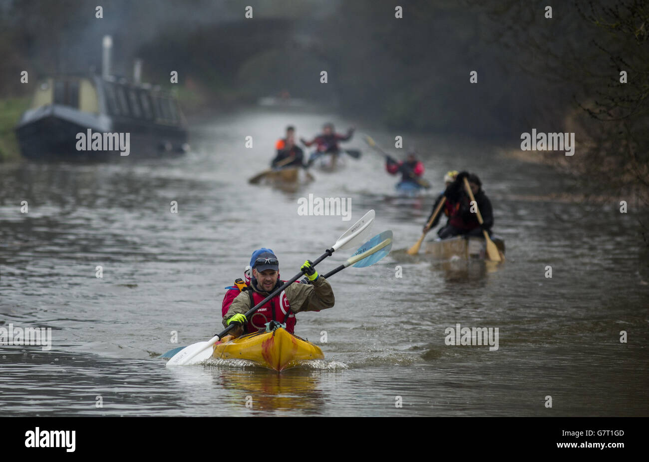 Concorrenti fuori dai Devizes durante la gara di canoe Devizes to Westminster. Foto Stock