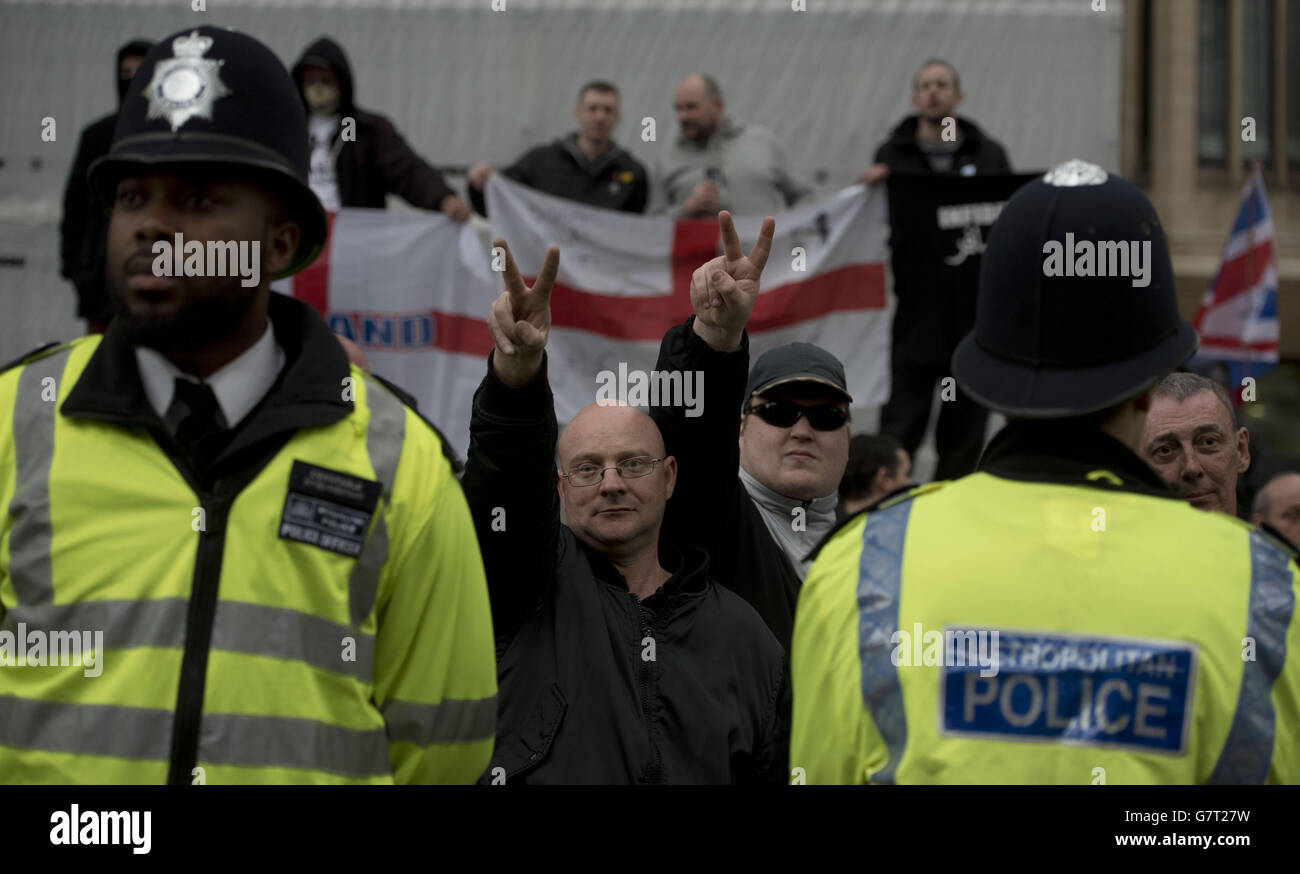 I sostenitori della offshoot britannica del movimento anti-islamico Pegida tengono una manifestazione a Whitehall, Londra. Foto Stock