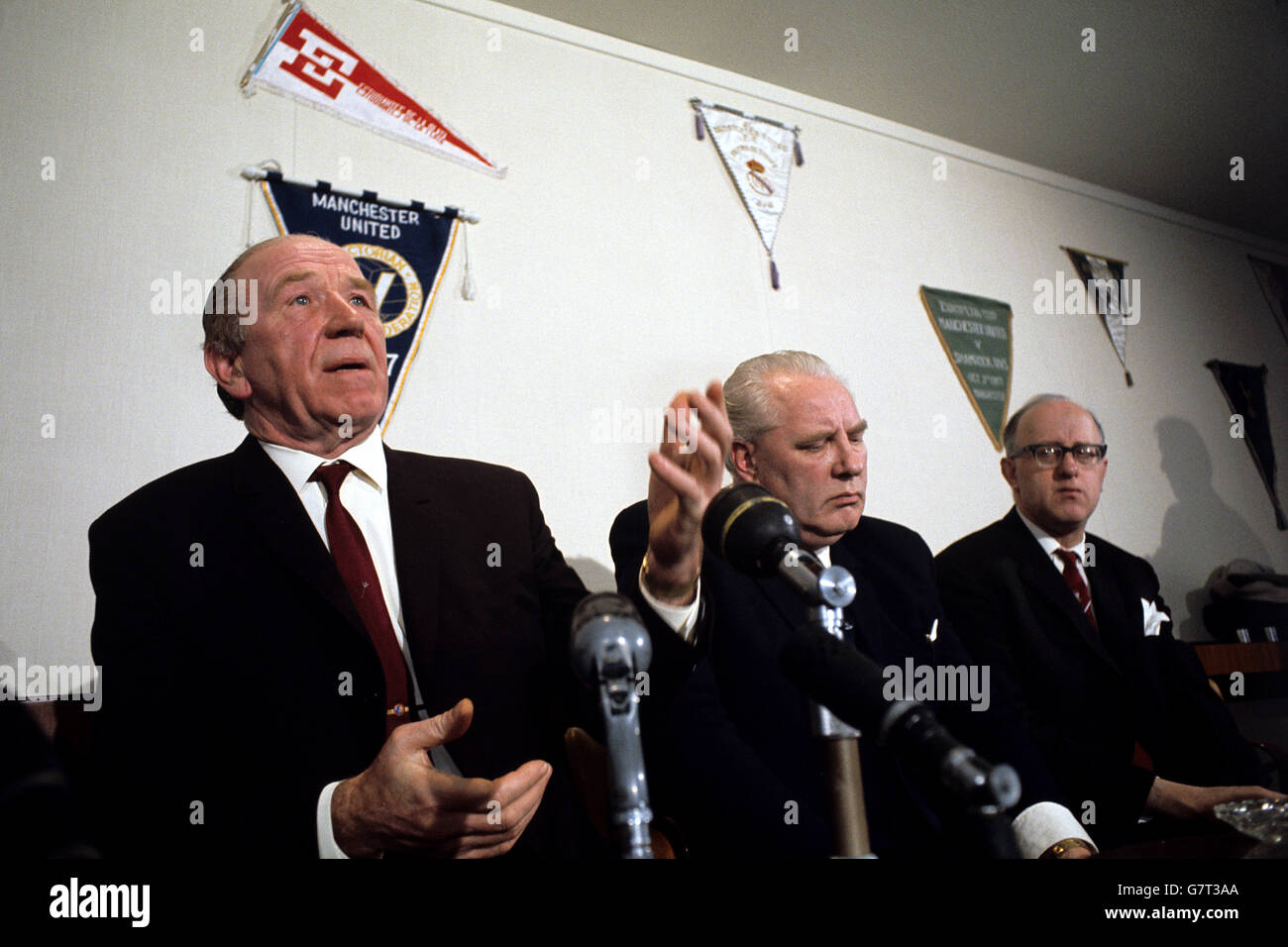 Il manager del Manchester United Sir Matt Busby (l) spiega le ragioni alla base della sua decisione di ritirarsi alla fine della stagione 1968-69, come il presidente Louis Edwards (c) ascolta Foto Stock
