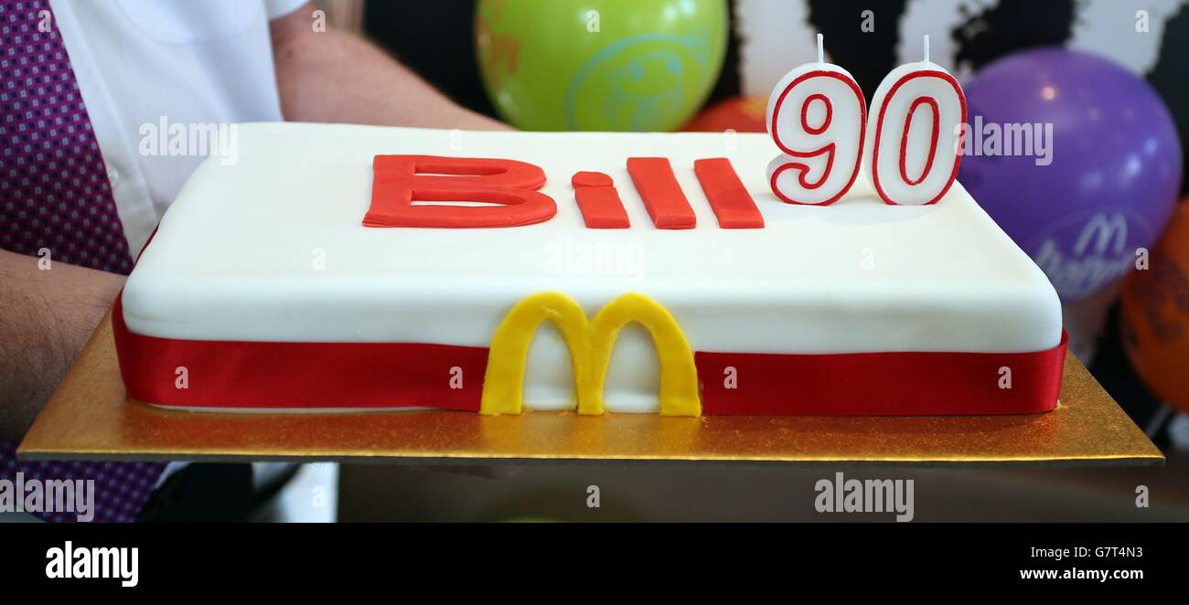 La torta di compleanno per Bill Dudley, il più vecchio dipendente di  McDonald in Europa, che celebra il suo 90° compleanno al McDonald's, King  Street, Mold, Flintshire, dove lavora due giorni alla