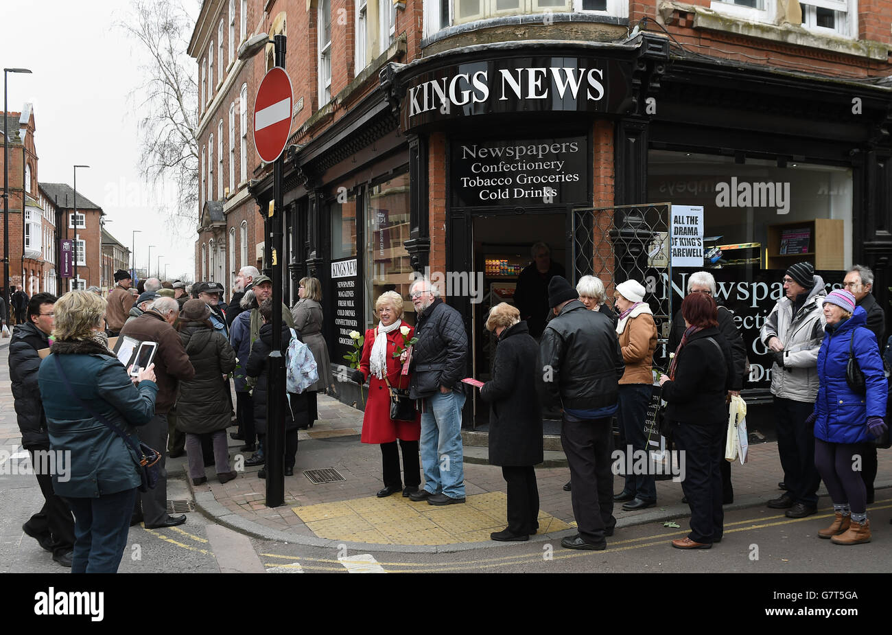 Una coppia ha la sua foto scattata fuori dai newsagents 'Kings News' mentre la folla coda per vedere la bara che tiene i resti di Richard III all'interno della cattedrale di Leicester prima della sua risepoltura di Giovedi. Foto Stock