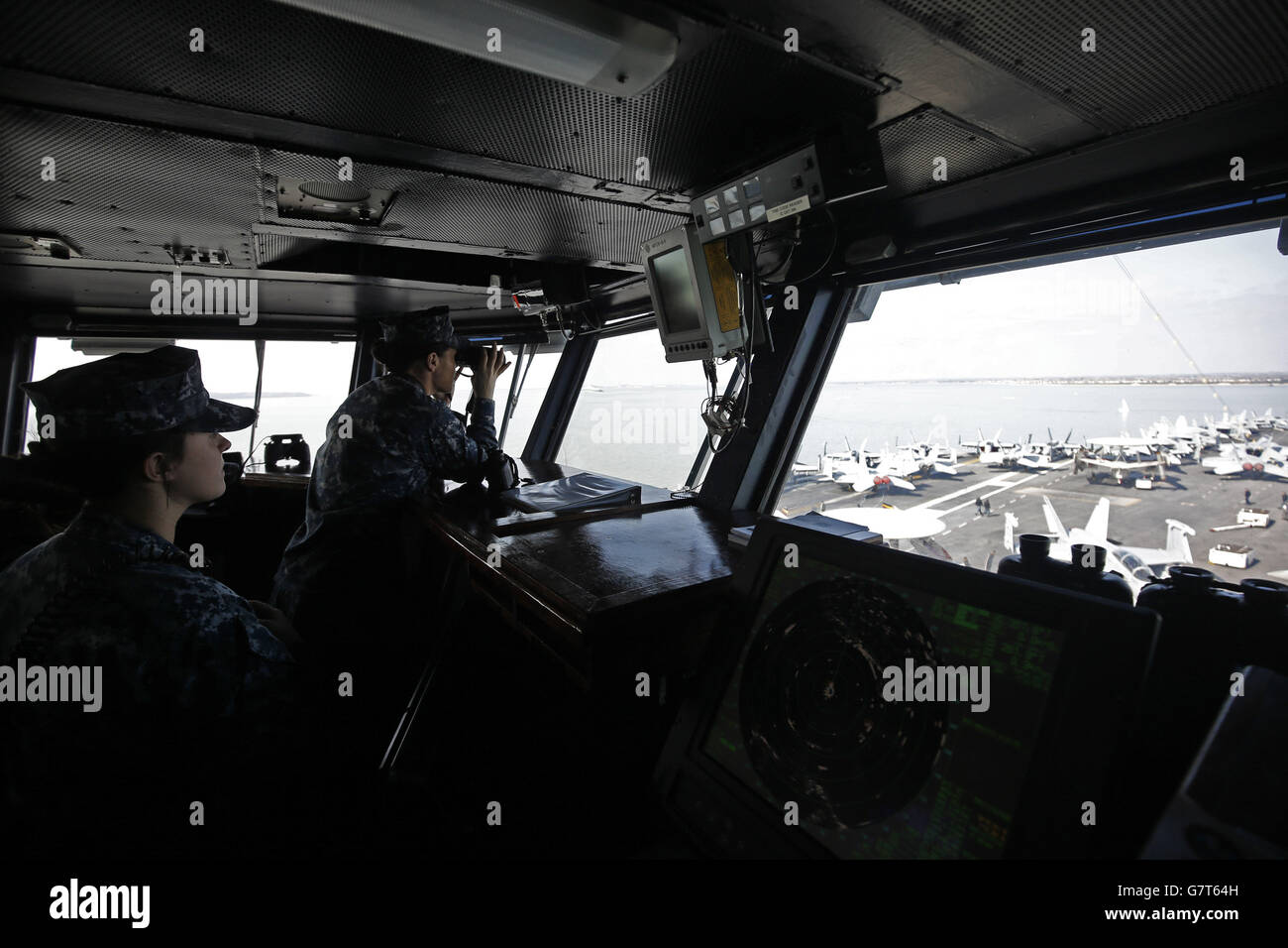 Il personale navale STATUNITENSE lavora nel ponte della portaerei statunitense USS Theodore Roosevelt, attualmente ancora al largo della costa meridionale del Regno Unito, poiché è troppo grande per entrare in una delle principali basi della Royal Navy, la portaerei, una delle dieci portaerei della classe Nimitz della flotta statunitense; Siamo arrivati ieri a Portsmouth, Hampshire, per una visita di cinque giorni. Foto Stock