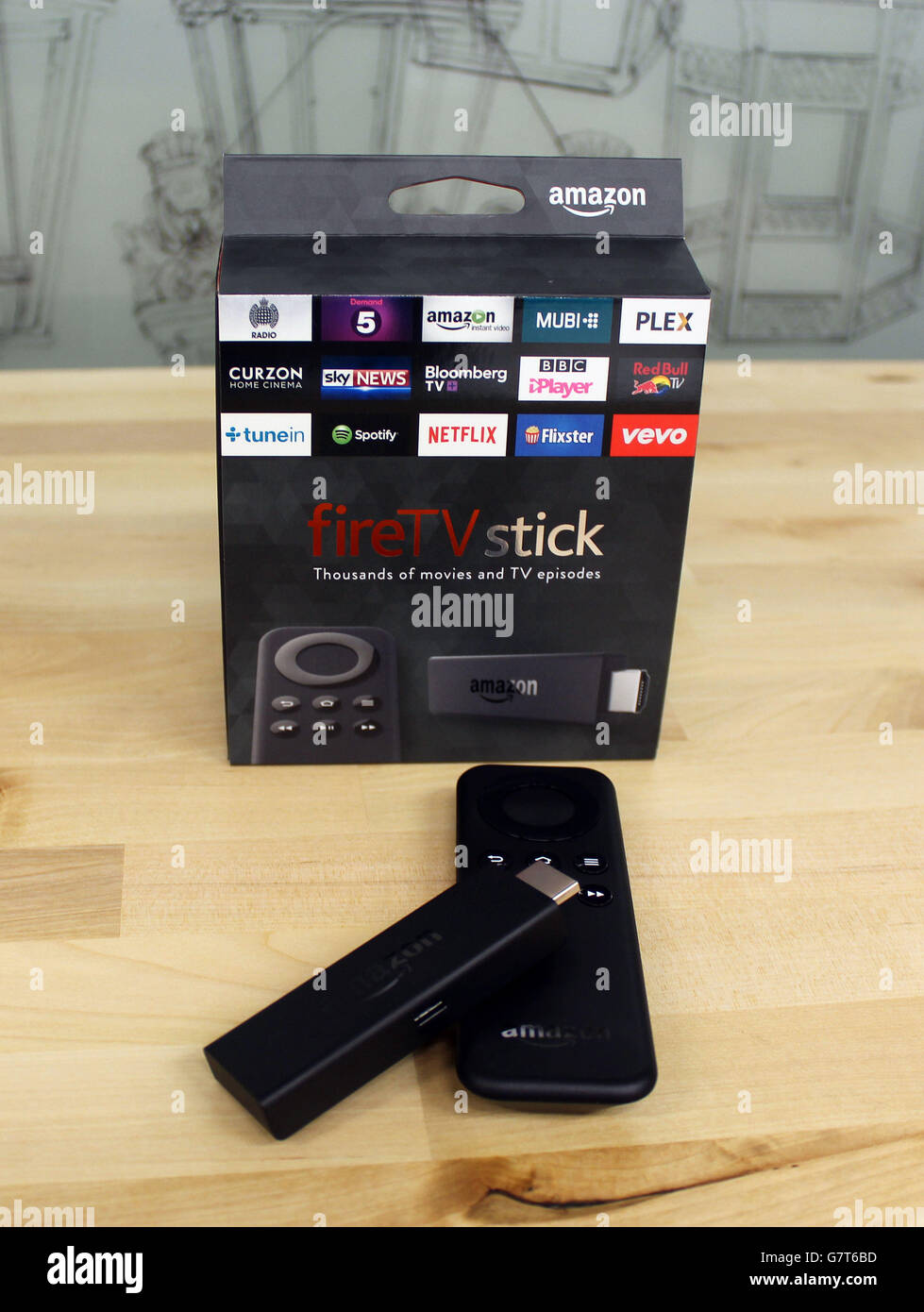 Il nuovo Amazon Fire TV Stick, una versione portatile del suo streaming box che è delle dimensioni di una chiavetta USB e si collega direttamente alla porta HDMI del televisore, che è disponibile per il pre-ordine da oggi. Foto Stock