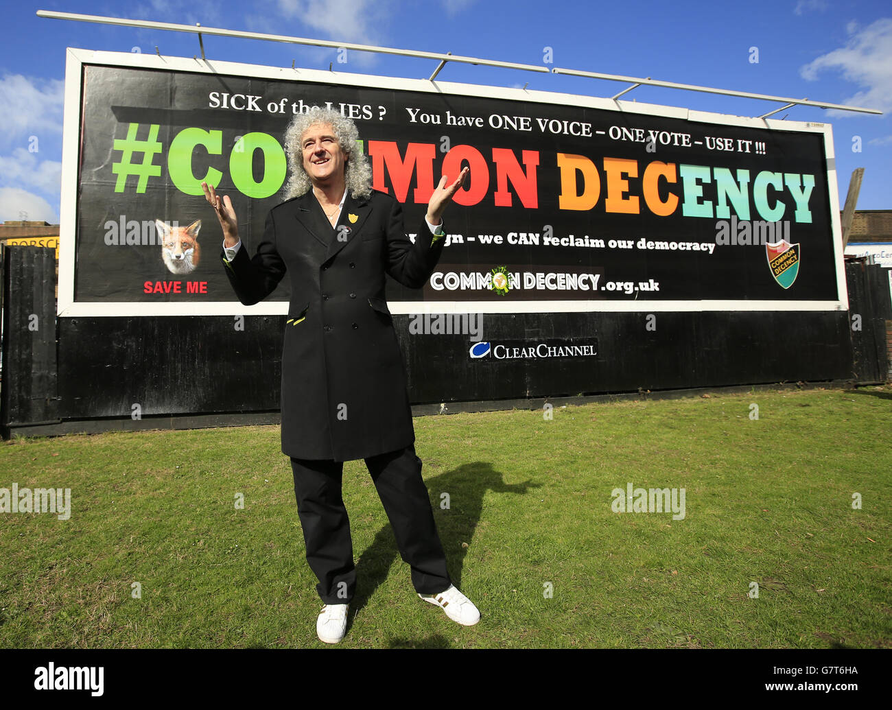 Brian May partecipa al lancio della campagna pre-elettorale "Common Decency" di Save Me Trust, presentando un cartellone a South Lambeth Road, Londra. Foto Stock