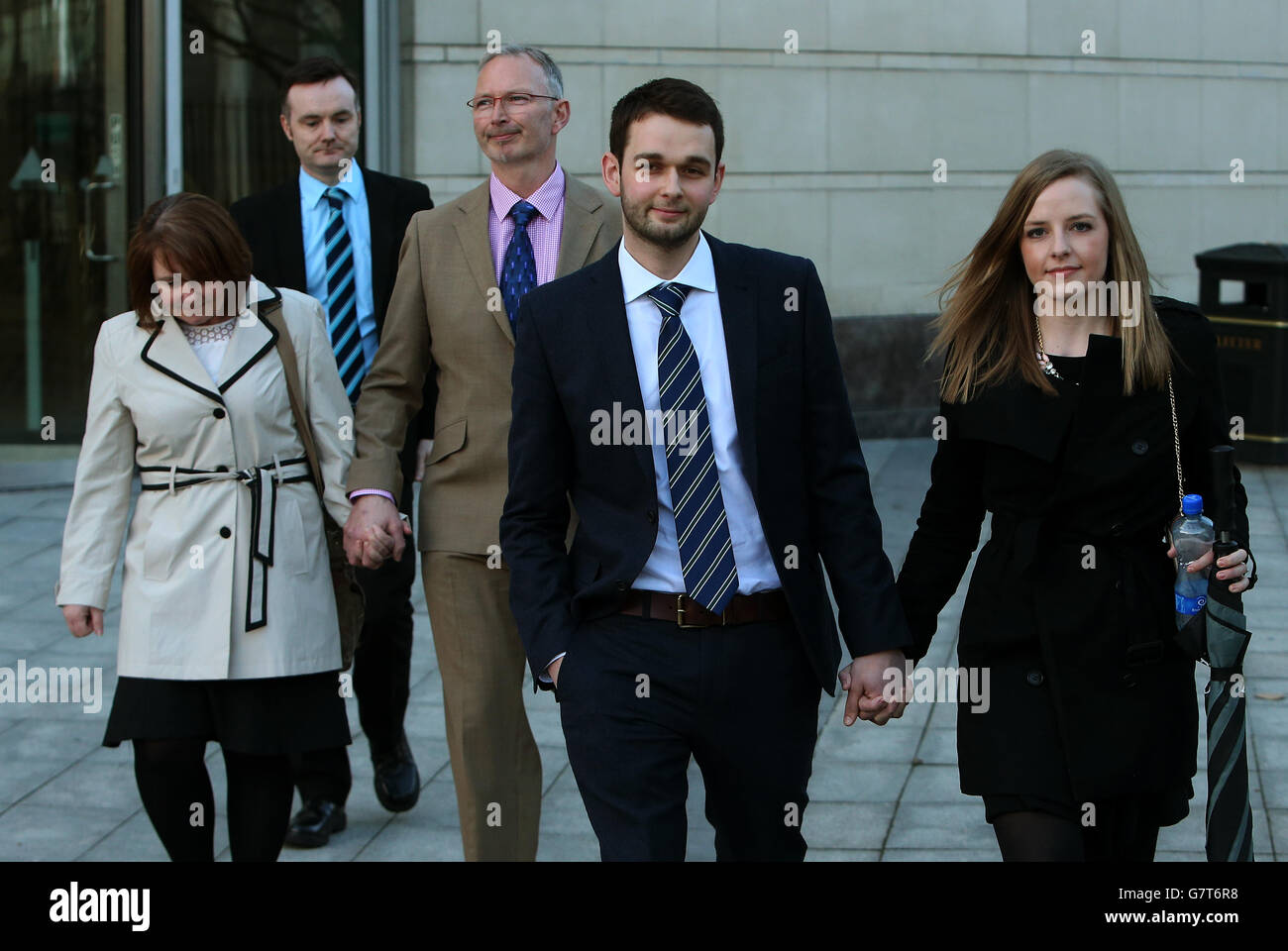 Daniel e Amy McArthur, seguiti dai fondatori di Ashers Bakery e dai genitori di McArthur, Colin (terza sinistra) e Karen McArthur, lasciano il Belfast County Court, dove la Commissione per l'uguaglianza dell'Irlanda del Nord sostiene un'azione legale contro la panetteria cristiana a conduzione familiare, Ashers Bakery, a nome dell'attivista per i diritti dei gay Gareth Lee, Il cui ordine di una torta con un'immagine di Sesame Street burattini Bert e Ernie sotto il motto 'Super Gay Marriage' è stato rifiutato. Foto Stock