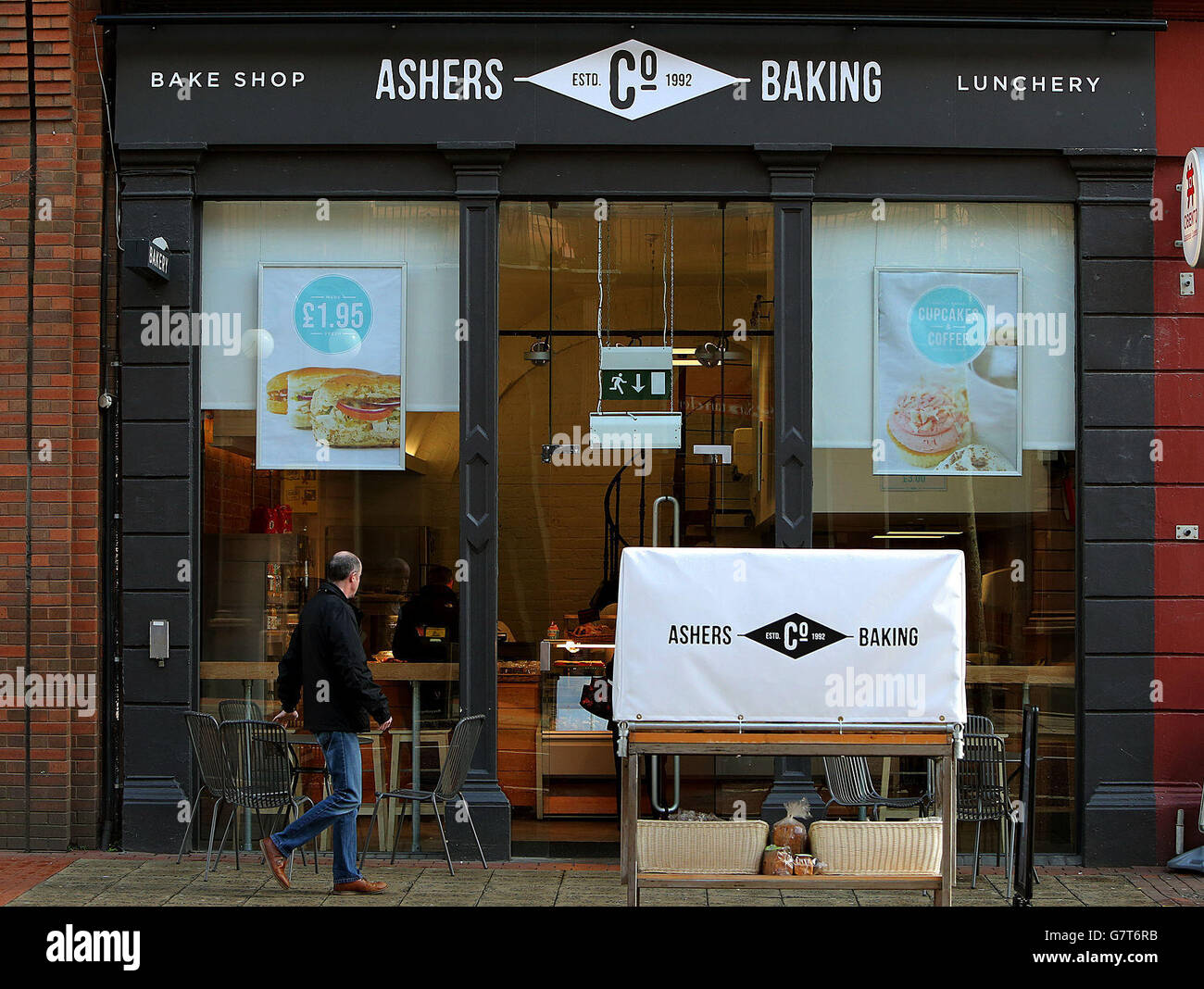 Ashers Bakery su Royal Avenue a Belfast, in quanto la Commissione per l'uguaglianza dell'Irlanda del Nord sostiene un'azione legale contro la panetteria cristiana a conduzione familiare, a nome dell'attivista per i diritti dei gay Gareth Lee, Il cui ordine di una torta con un'immagine di Sesame Street burattini Bert e Ernie sotto il motto 'Super Gay Marriage' è stato rifiutato. Foto Stock