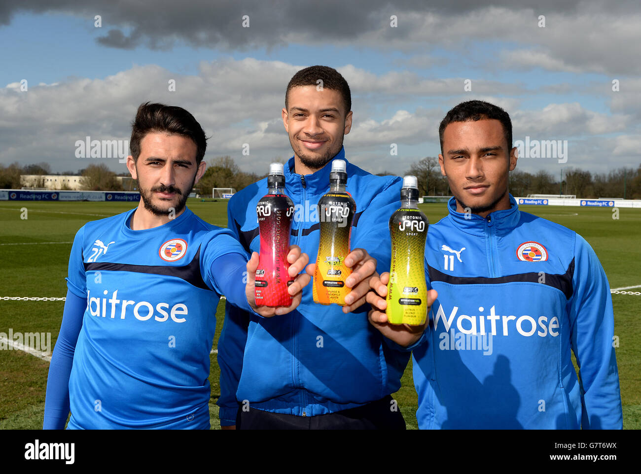 Jem Karacan, Michael Hector e Jordan Obita di Reading tengono bevande isotoniche iPro durante il riscaldamento. Foto Stock