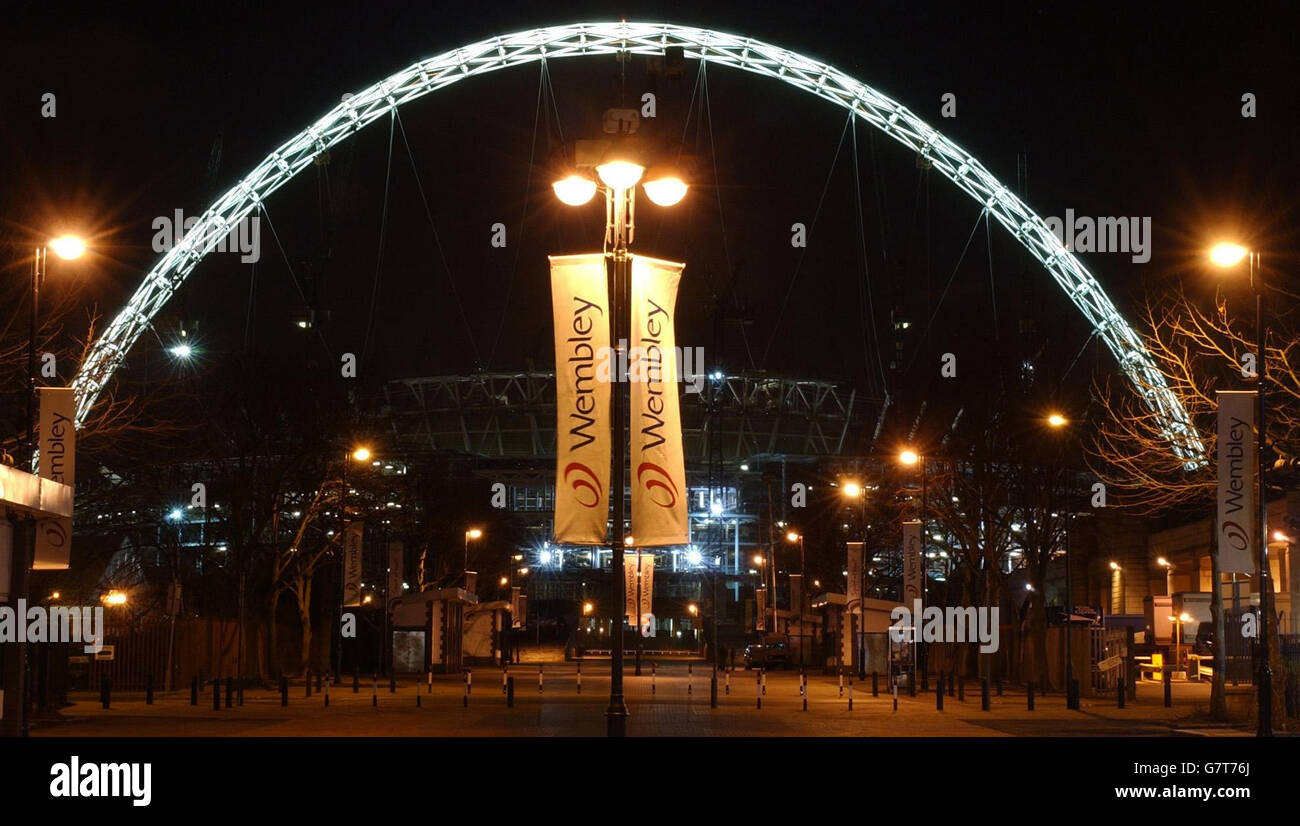 L'arco nel sito del nuovo Wembley Stadium è illuminato, in vista del tour di quattro giorni del Comitato Olimpico Internazionale della gara di Londra per i Giochi del 2012 di domani. Foto Stock