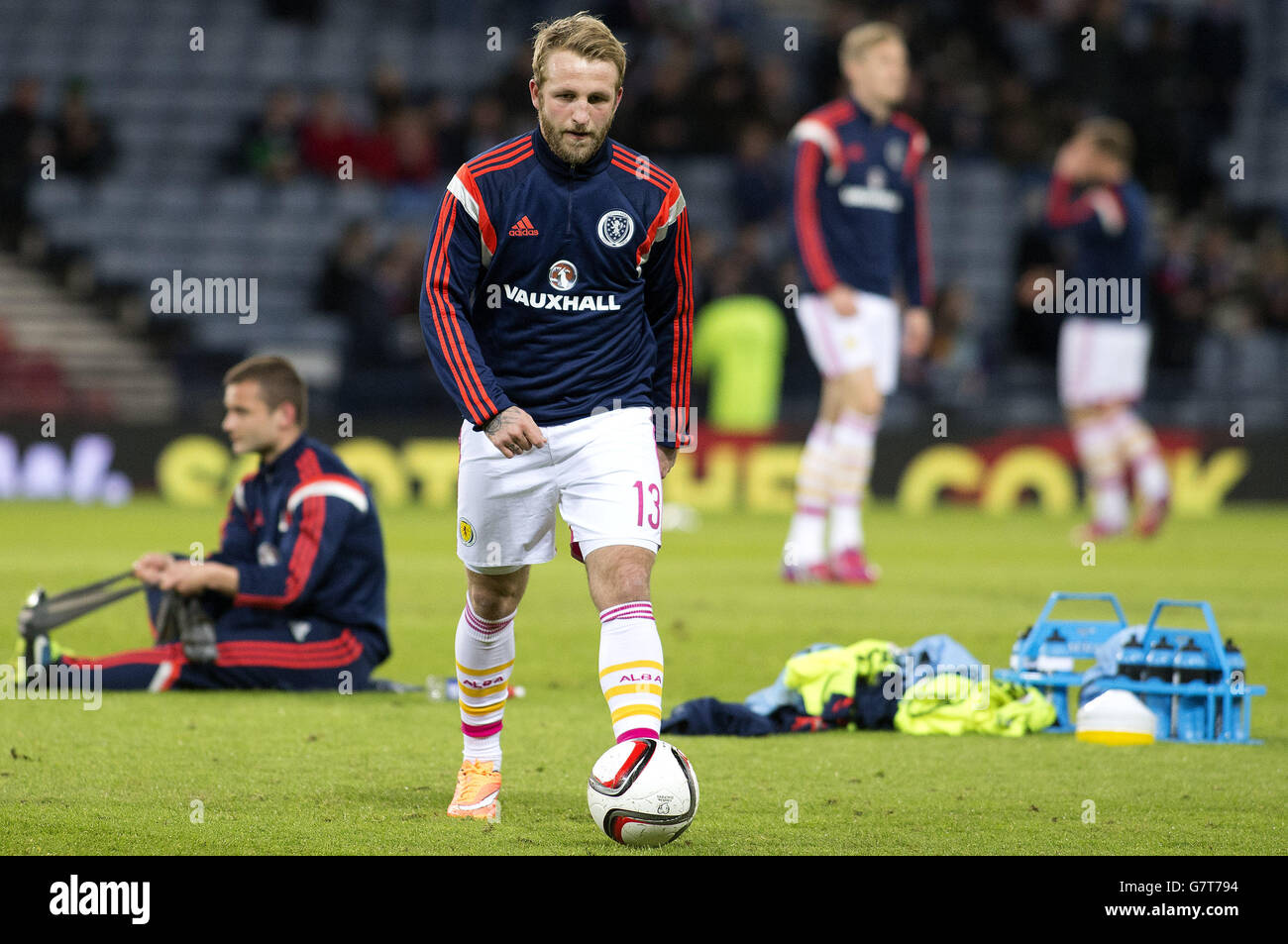 Johnny Russell della Scozia si riscalda per l'International friendly a Hampden Park, Glasgow. PREMERE ASSOCIAZIONE foto. Data immagine: Mercoledì 25 marzo 2015. Scopri la storia di calcio della Pennsylvania Scotland. Il credito fotografico dovrebbe essere: Kirk o'Rourke/PA Wire. RESTRIZIONI: L'uso è soggetto a limitazioni. Uso commerciale solo previo consenso scritto della fa scozzese. Foto Stock