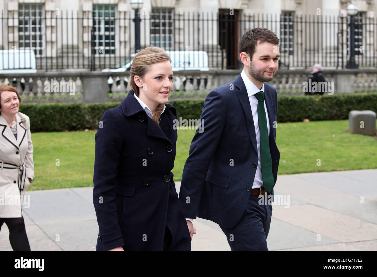 Daniel e Amy (a sinistra) McArthur arrivano al Belfast County Court, dove la Commissione per l'uguaglianza dell'Irlanda del Nord sostiene un'azione legale contro la panetteria cristiana a conduzione familiare, Ashers Bakery, per conto dell'attivista per i diritti dei gay Gareth Lee, Il cui ordine di una torta con un'immagine di Sesame Street burattini Bert e Ernie sotto il motto 'Super Gay Marriage' è stato rifiutato. Foto Stock