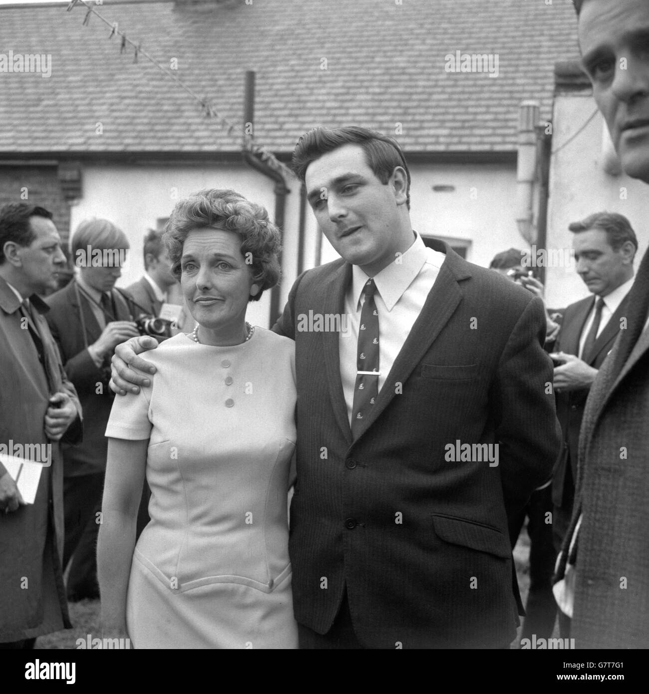 Josephine West, le donne con cui il mondo attende attraverso i giorni critici, si trova con il suo figlio Michael di 25 anni nel giardino della sua casa bungalow a Leigh on Sea, Essex. La signora West è la moglie di Frederick West, 45 anni, che ora si trova nel National Heart Hospital di Londra, dopo aver subito la prima operazione di trapianto di cuore della Gran Bretagna. In un vestito blu polvere, la signora West stava affrontando una batteria di telecamere per la stampa e la televisione e rispondeva alle domande che il mondo le stava ponendo. Foto Stock