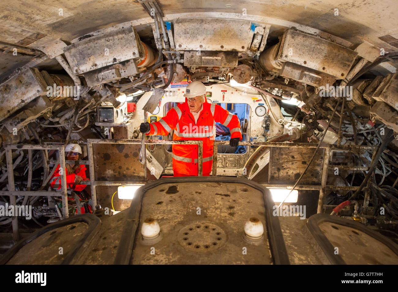 Sindaco di Londra Boris Johnson all'interno della macchina per la perforazione di tunnel "Victoria" nel cantiere Crossrail vicino alla nuova stazione Crossrail di Liverpool Street, a Londra. Foto Stock