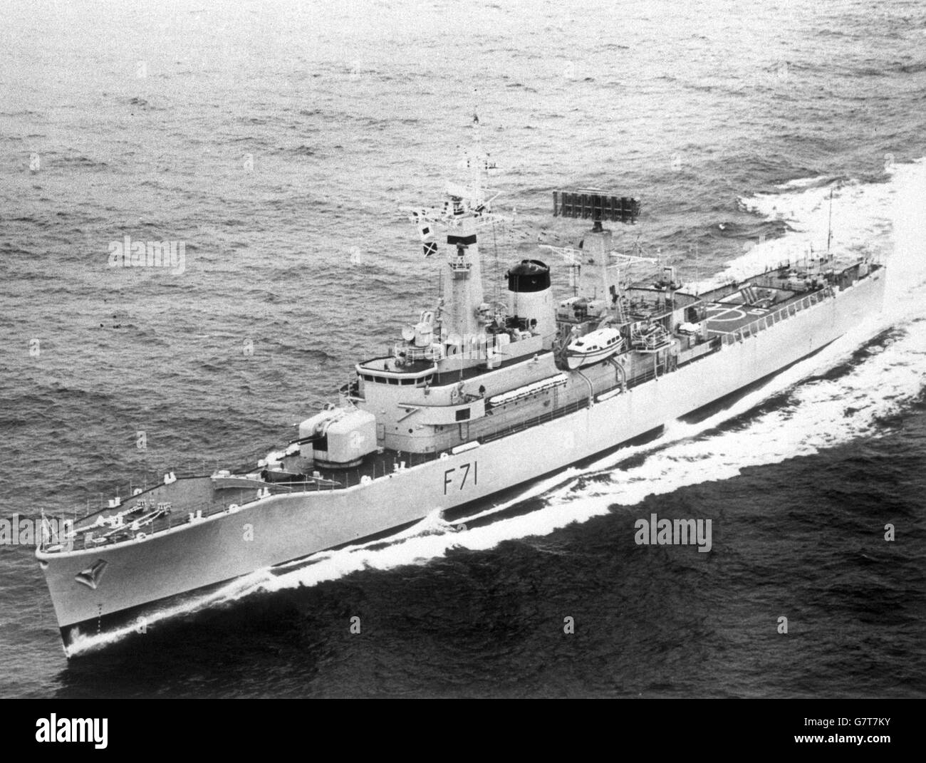 Immagine della fregata della Royal Navy HMS Scylla, che è stata dilanata e leggermente danneggiata dal cannone islandese Aegir. L'Aegir era stato avvistato in una zona in cui 42 pescherecci britannici da traino stavano pescando. Foto Stock