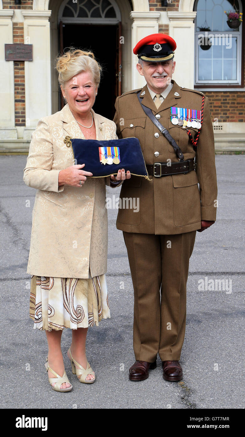 Jenny Hicklin, il parente vivente più vicino del capitano Joseph Ferguson, si pone con le sue prime medaglie della guerra mondiale dopo che le sono state presentate dall'ufficiale comandante del 16° Reggimento, Royal Artillery, a Baker Barracks nell'Hampshire. Foto Stock