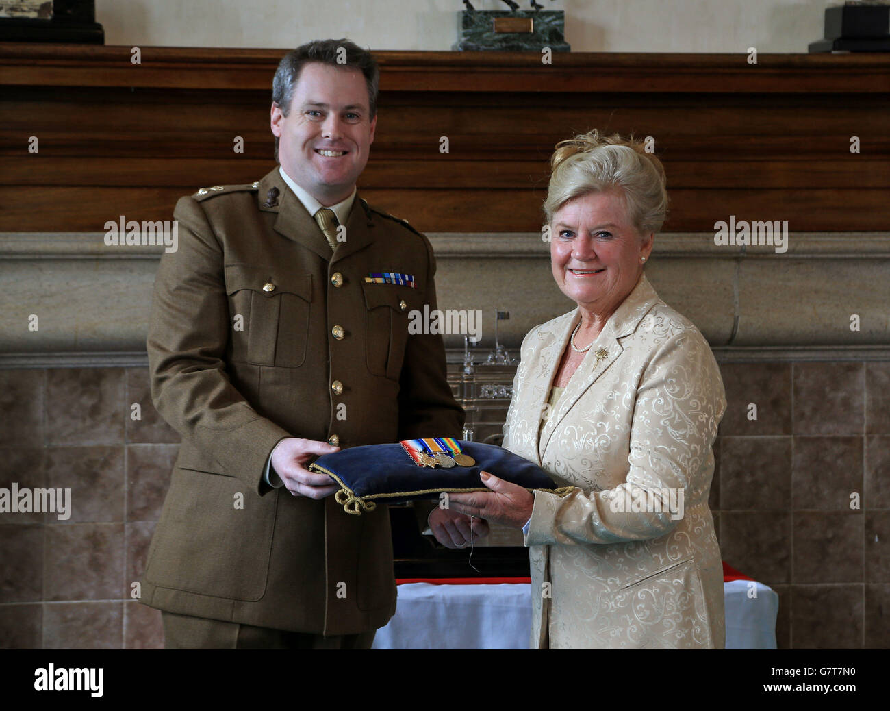 Jenny Hicklin, il parente vivente più vicino del capitano Joseph Ferguson, si pone con le sue prime medaglie della guerra mondiale dopo che sono state presentate a lei da James Mardlin (sinistra) comandante ufficiale del 16° Reggimento, Royal Artillery, a Baker Barracks in Hampshire. Foto Stock