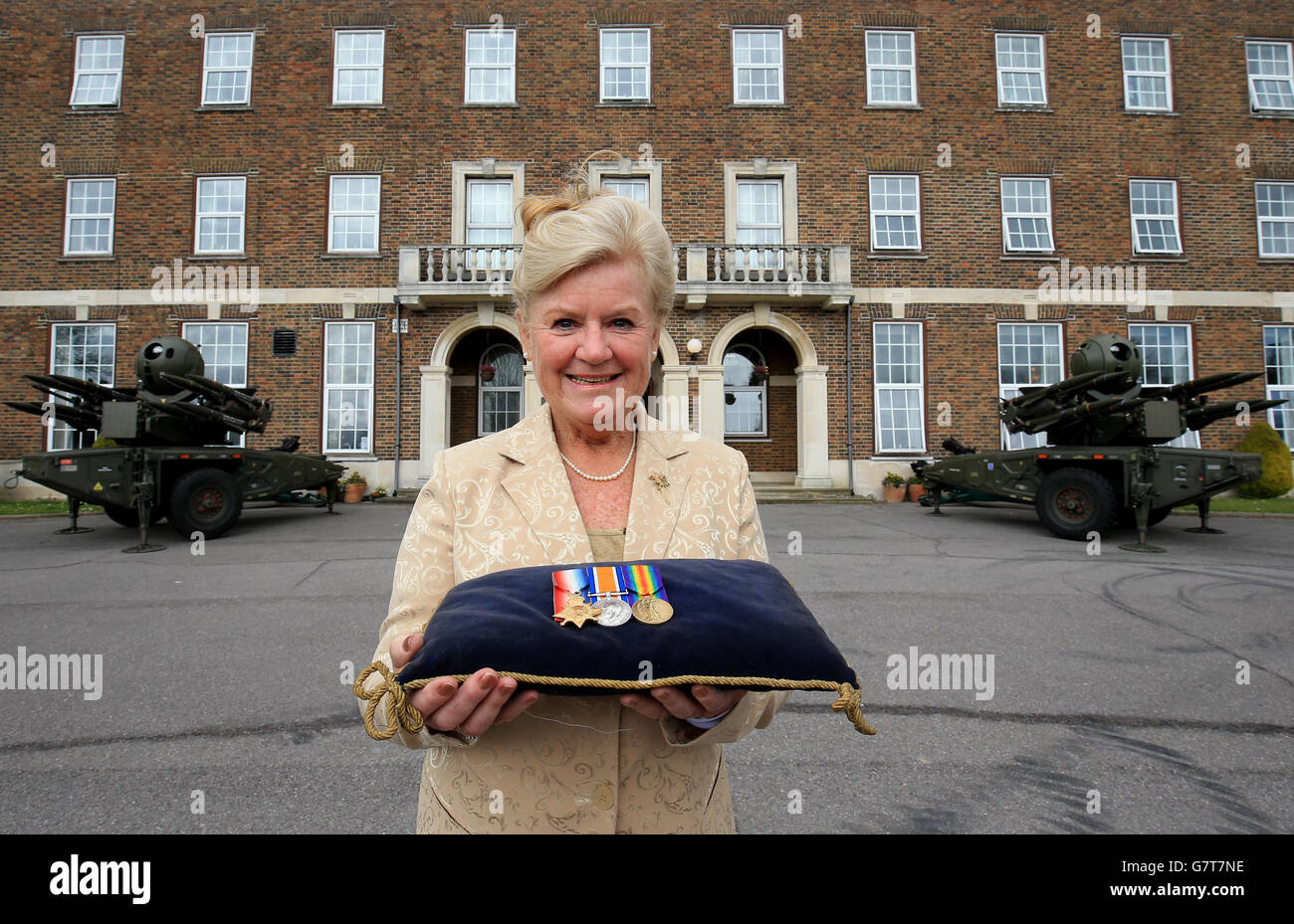 Jenny Hicklin, il parente vivente più vicino del capitano Joseph Ferguson, si pone con le sue prime medaglie della guerra mondiale dopo che le sono state presentate dall'ufficiale comandante del 16° Reggimento, Royal Artillery, a Baker Barracks nell'Hampshire. Foto Stock