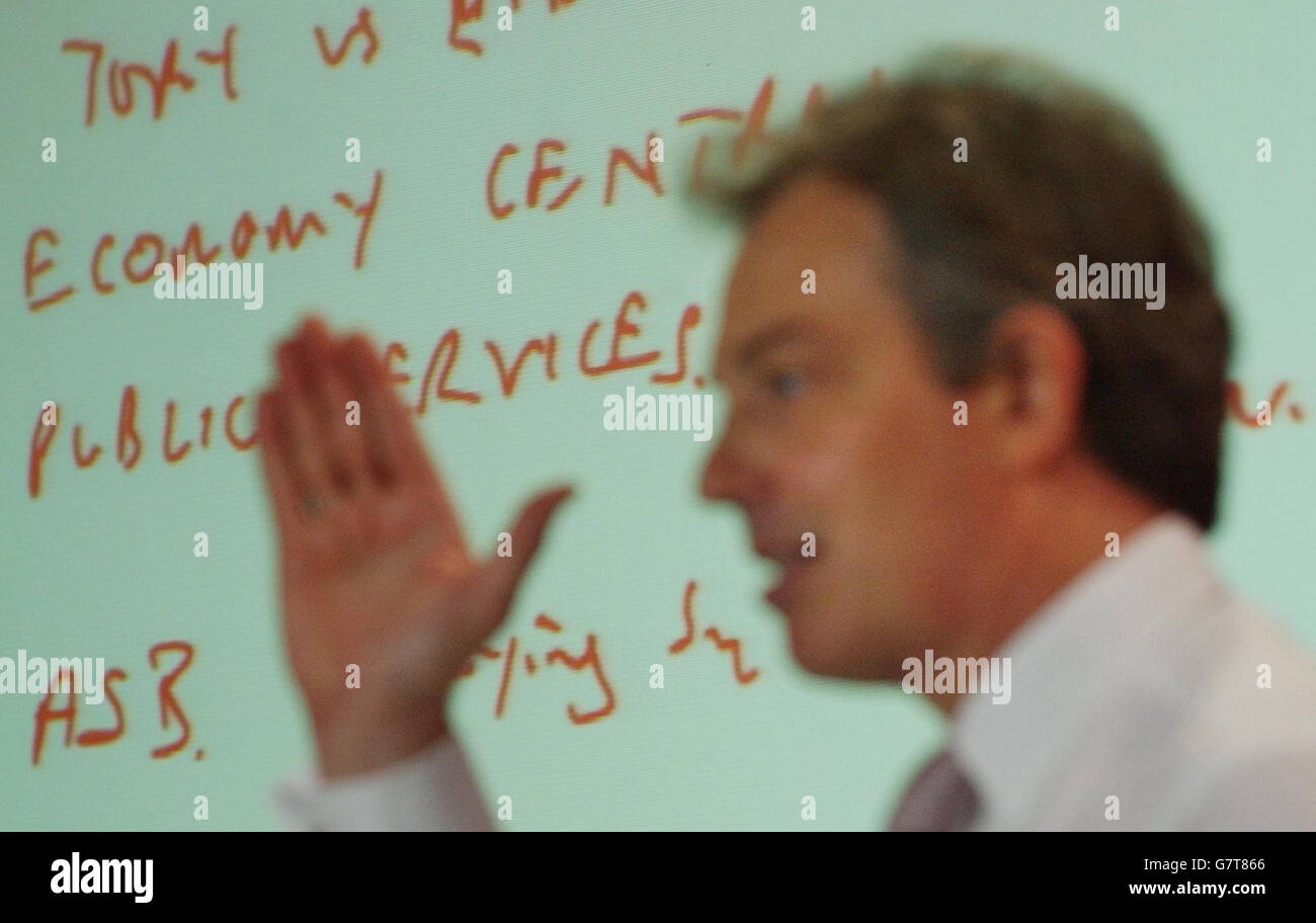 Il primo ministro Tony Blair parla con l'aiuto di un lavagna elettronica che offre consigli per le prossime elezioni generali. Foto Stock
