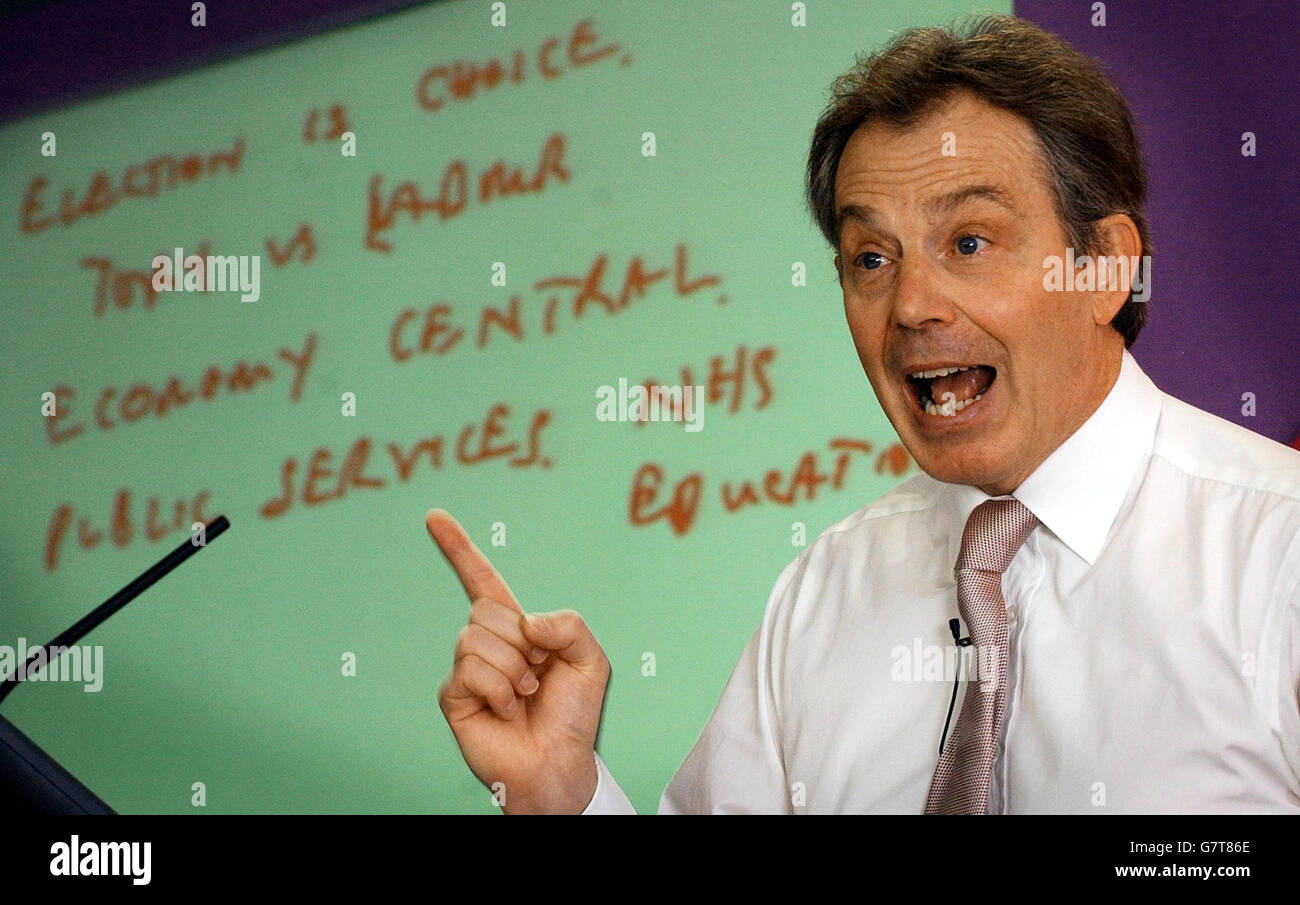 Il primo ministro Tony Blair parla con l'aiuto di un lavagna elettronica che offre consigli per le prossime elezioni generali. Foto Stock