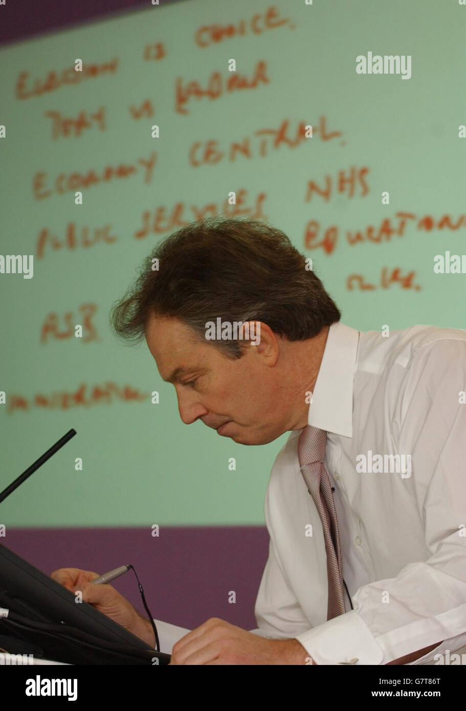 Il primo ministro Tony Blair parla con l'aiuto di un lavagna elettronica che offre consigli per le prossime elezioni generali. Foto Stock
