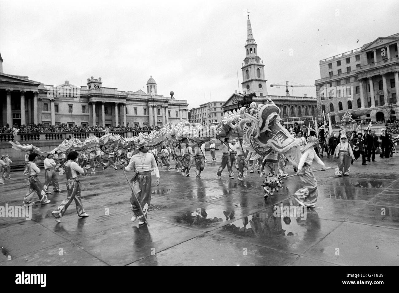 La scena in Trafalgar Square di Londra durante le celebrazioni del capodanno cinese per dare il benvenuto all'anno del serpente. Il drago di 140ft, prodotto a Hong Kong, viaggiò da Trafalgar Square a Soho. Foto Stock