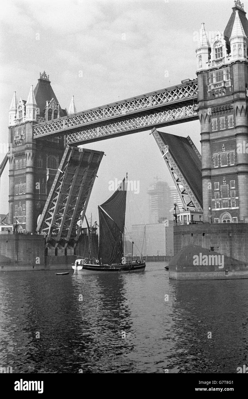 Punti di riferimento - ultima lavorazione Thames chiatta a Vela - il Tower Bridge, il fiume Tamigi e Londra Foto Stock
