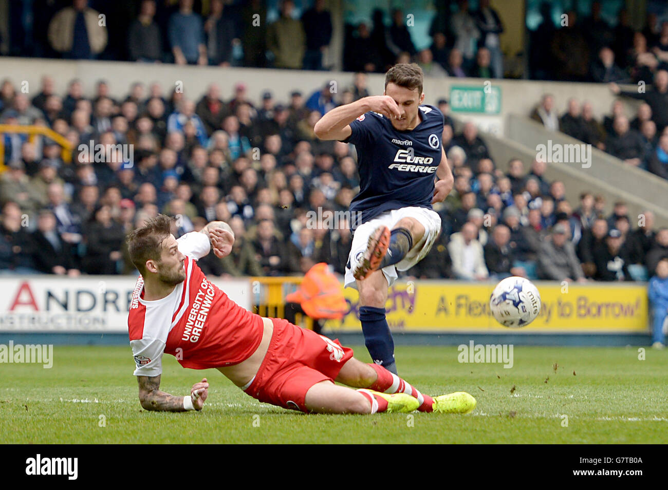 Calcio - Sky Bet Championship - Millwall / Charlton Athletic - The Den. Roger Johnson di Charlton Athletic blocca un colpo da Lee Gregory di Millwall (a destra) Foto Stock