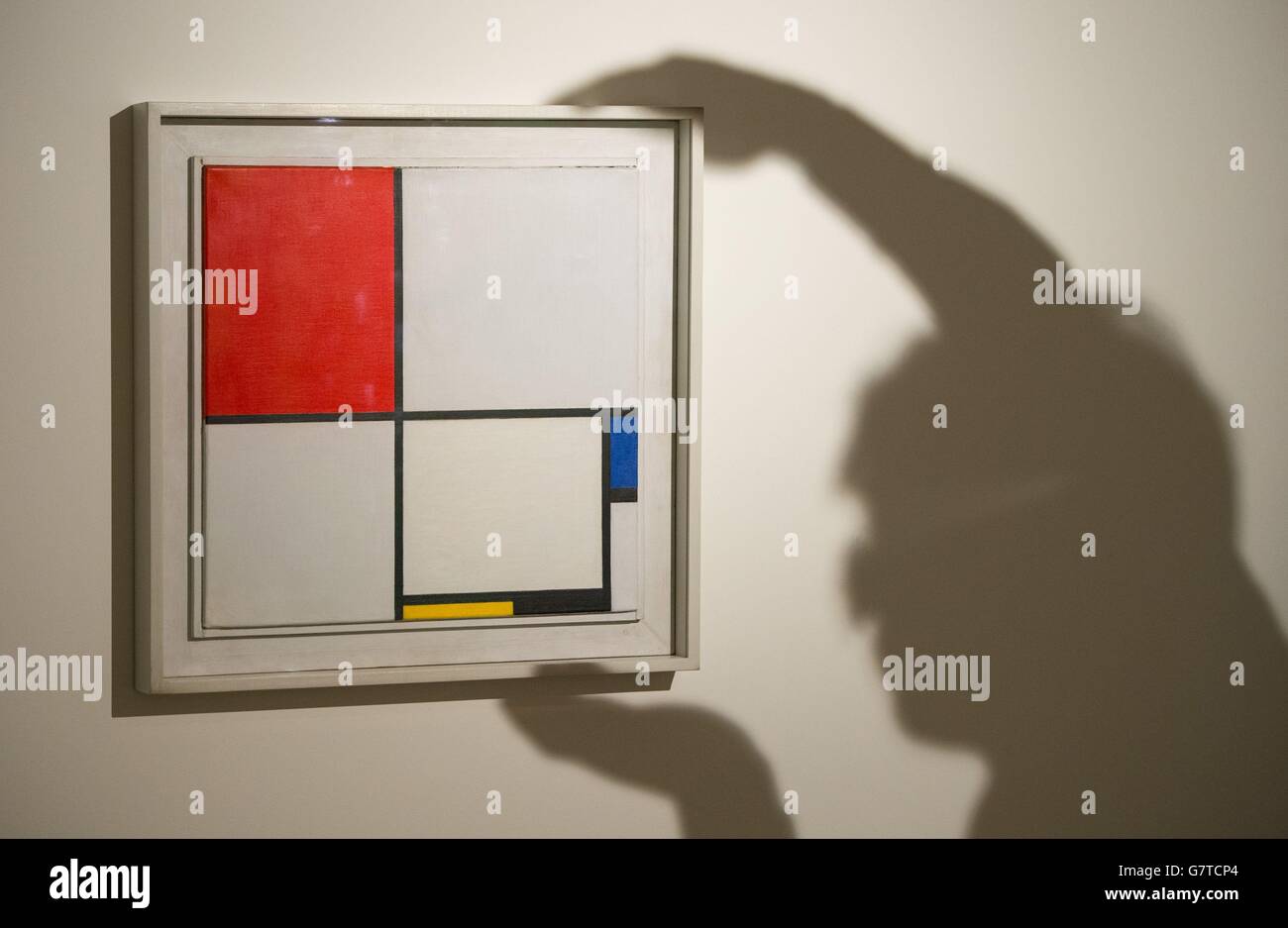 L'ombra di un visitatore è vista allo showroom di Christie's London su 'composizione No.III' di Piet Mondrian, che si prevede di prelevare 15-20 milioni di dollari USA, come parte delle vendite primaverili della casa d'asta di arte impressionista, moderna, post-guerra e contemporanea a New York. Foto Stock