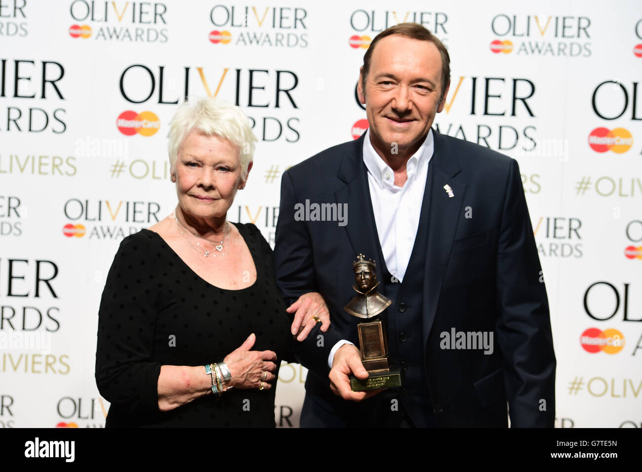 Dame Judi Dench e Kevin Spacey partecipano ai premi Olivier alla Royal Opera House, nel centro di Londra. PREMERE ASSOCIAZIONE foto. Data immagine: Domenica 12 aprile 2015. Guarda la storia di PA SHOWBIZ Olivier. Il credito fotografico dovrebbe essere: Ian West/PA Wire Foto Stock