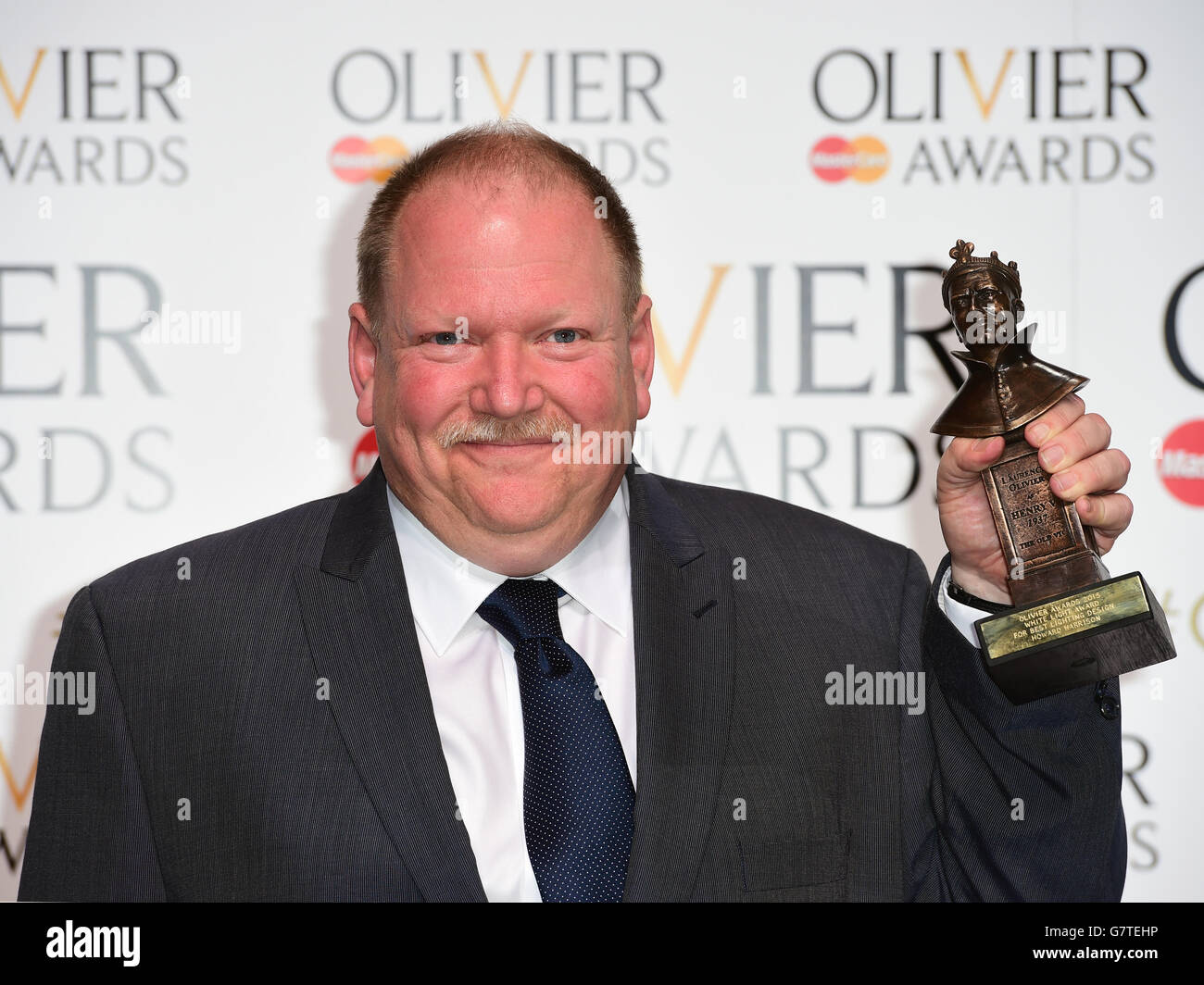 Howard Harrison ha ricevuto il premio Olivier per il miglior design di illuminazione partecipando ai premi Olivier alla Royal Opera House, nel centro di Londra. PREMERE ASSOCIAZIONE foto. Data immagine: Domenica 12 aprile 2015. Guarda la storia di PA SHOWBIZ Olivier. Il credito fotografico dovrebbe essere: Ian West/PA Wire Foto Stock