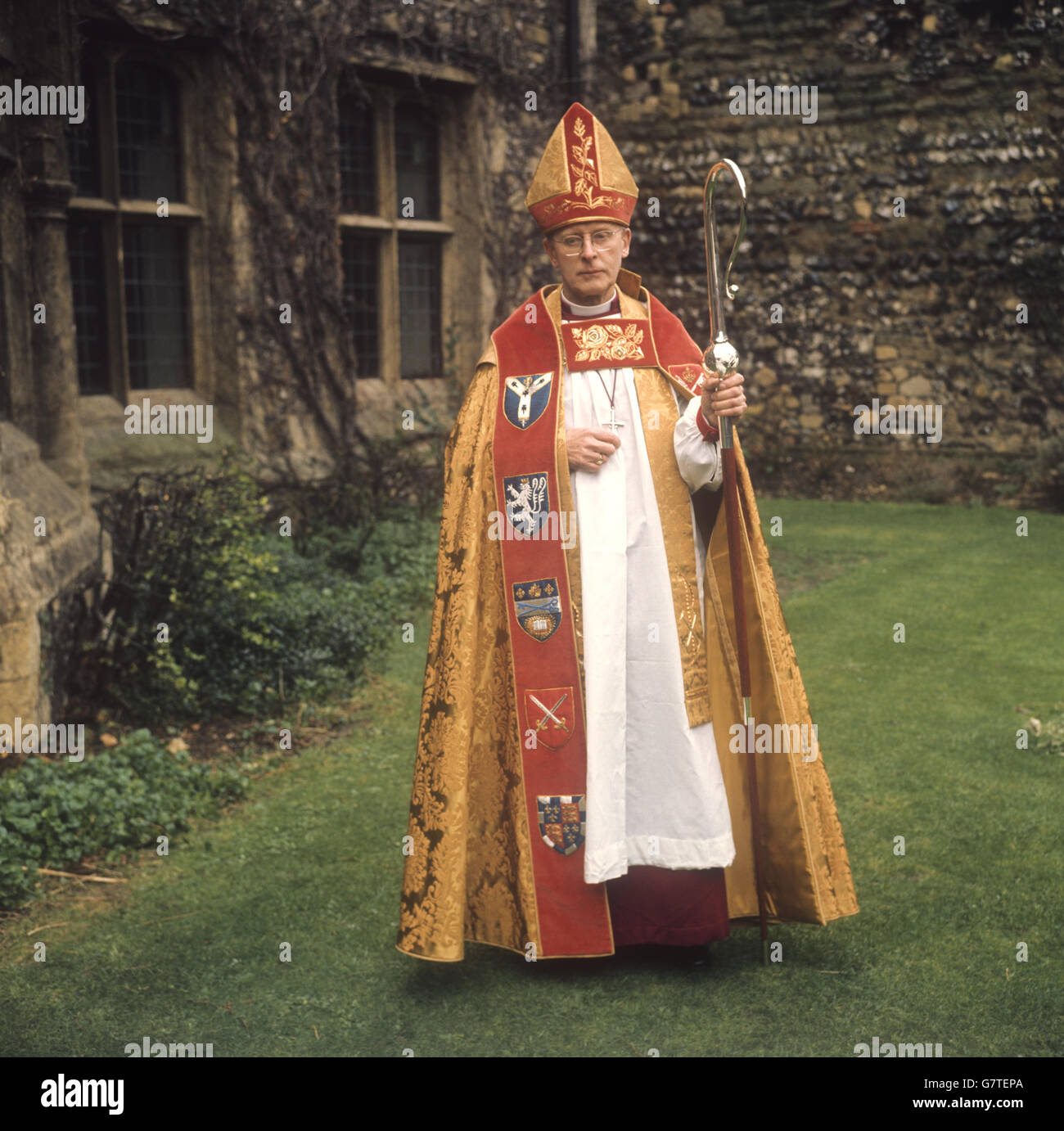 Il Dr. Donald Coggan, Arcivescovo di Canterbury, Primate di tutta l'Inghilterra, è stato raffigurato prima della sua intronizzazione alla Cattedrale di Canterbury. Foto Stock