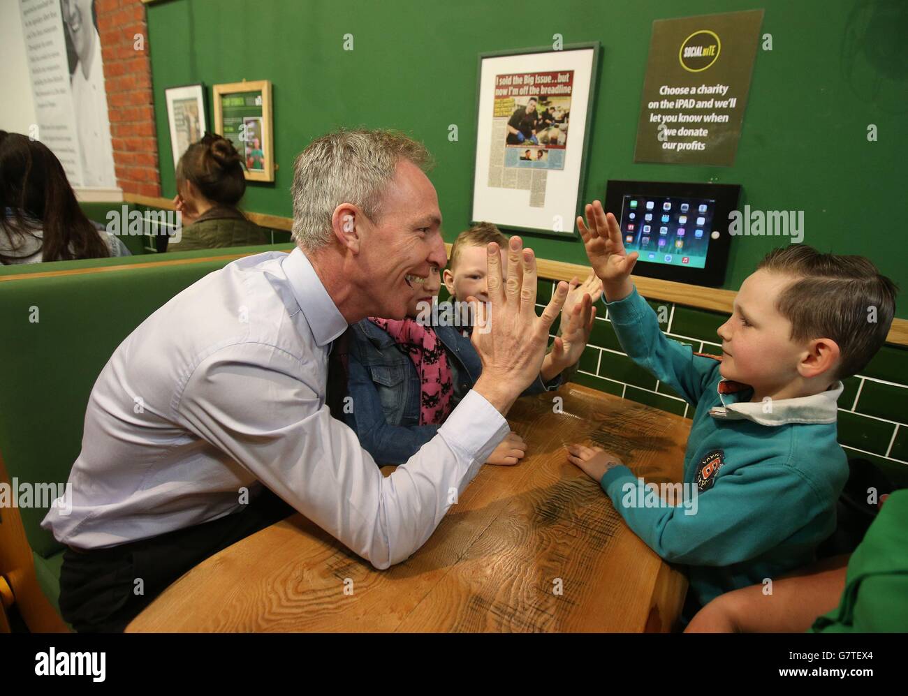 Il leader laburista scozzese Jim Murphy High infida un gruppo di bambini (nomi non dati) durante una visita della campagna elettorale generale al Social Bite, un paninoteca a Glasgow che dà il 100% dei suoi profitti a buone cause. Foto Stock