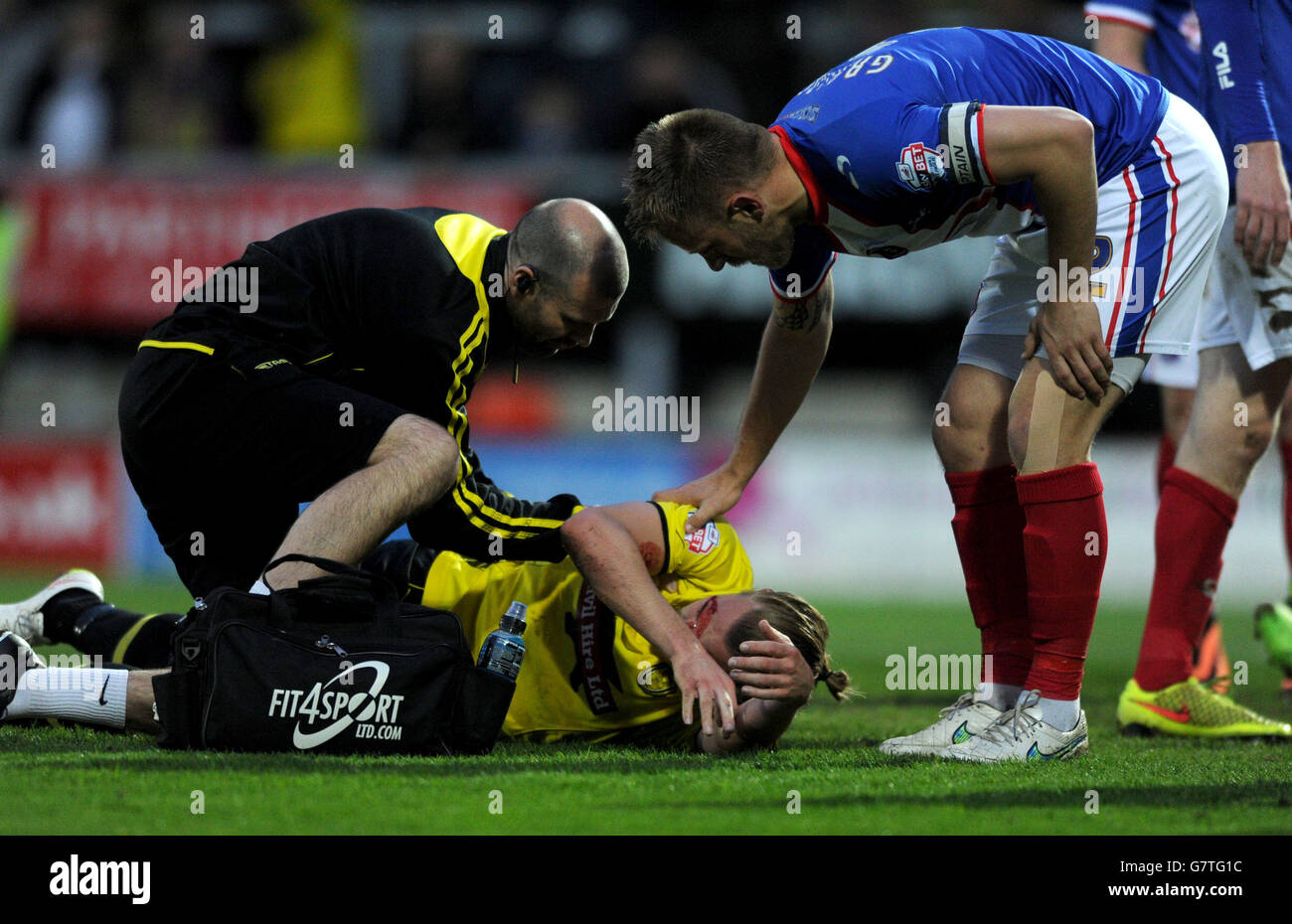Adam McGurk di Burton Albion riceve il trattamento per un danno alla testa durante la partita Sky Bet League Two allo Stadio Pirelli di Burton. Foto Stock