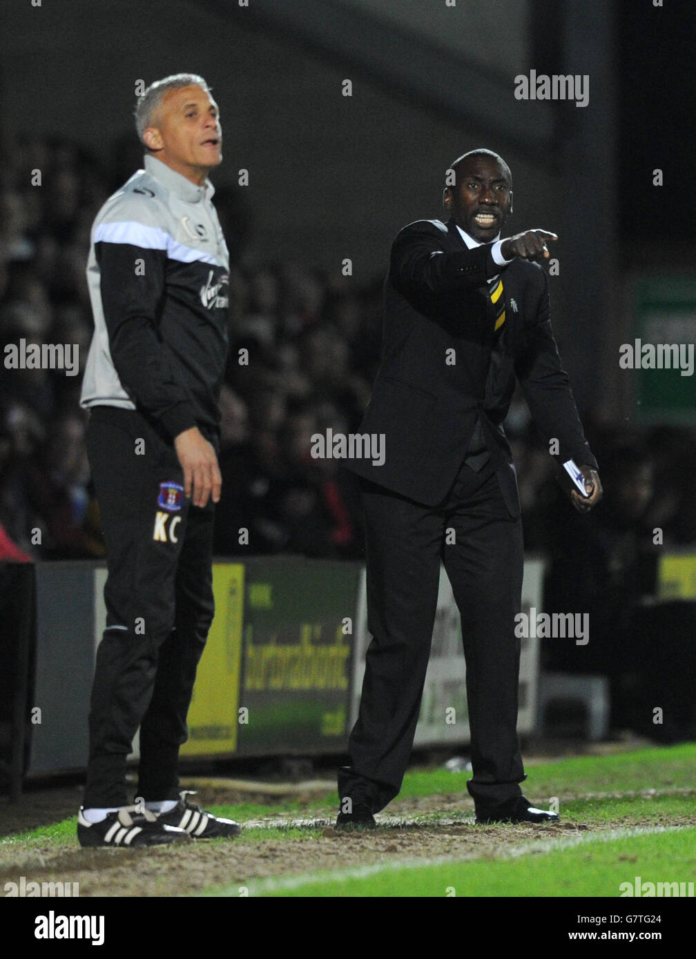 Calcio - Sky Bet League due - Burton Albion / Carlisle United - Pirelli Stadium. Il manager di Burton Albion Jimmy Floyd Hasselbainnk in prima linea durante la partita della Sky Bet League due al Pirelli Stadium di Burton. Foto Stock