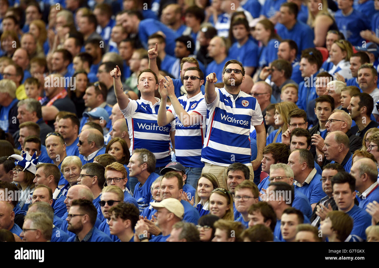 I fan della lettura negli stand durante la partita della semi-finale della fa Cup al Wembley Stadium di Londra. PREMERE ASSOCIAZIONE foto. Data immagine: Sabato 18 aprile 2015. Vedi PA storia CALCIO lettura. Il credito fotografico dovrebbe essere: Andrew Matthews/PA Wire. Foto Stock