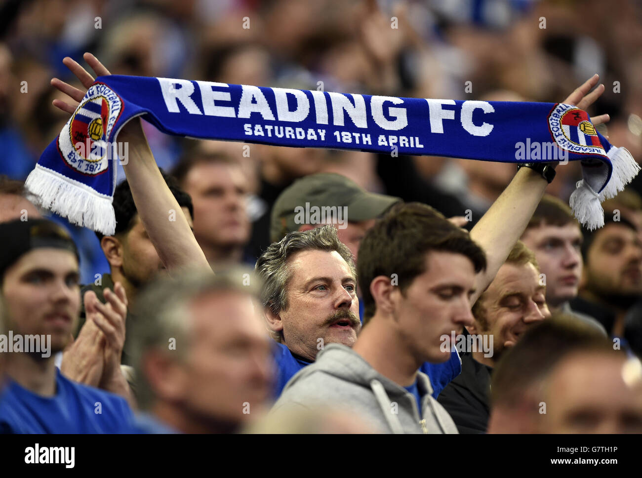 I fan della lettura negli stand durante la partita della semi-finale della fa Cup al Wembley Stadium di Londra. PREMERE ASSOCIAZIONE foto. Data immagine: Sabato 18 aprile 2015. Vedi PA storia CALCIO lettura. Il credito fotografico dovrebbe essere: Andrew Matthews/PA Wire. Foto Stock