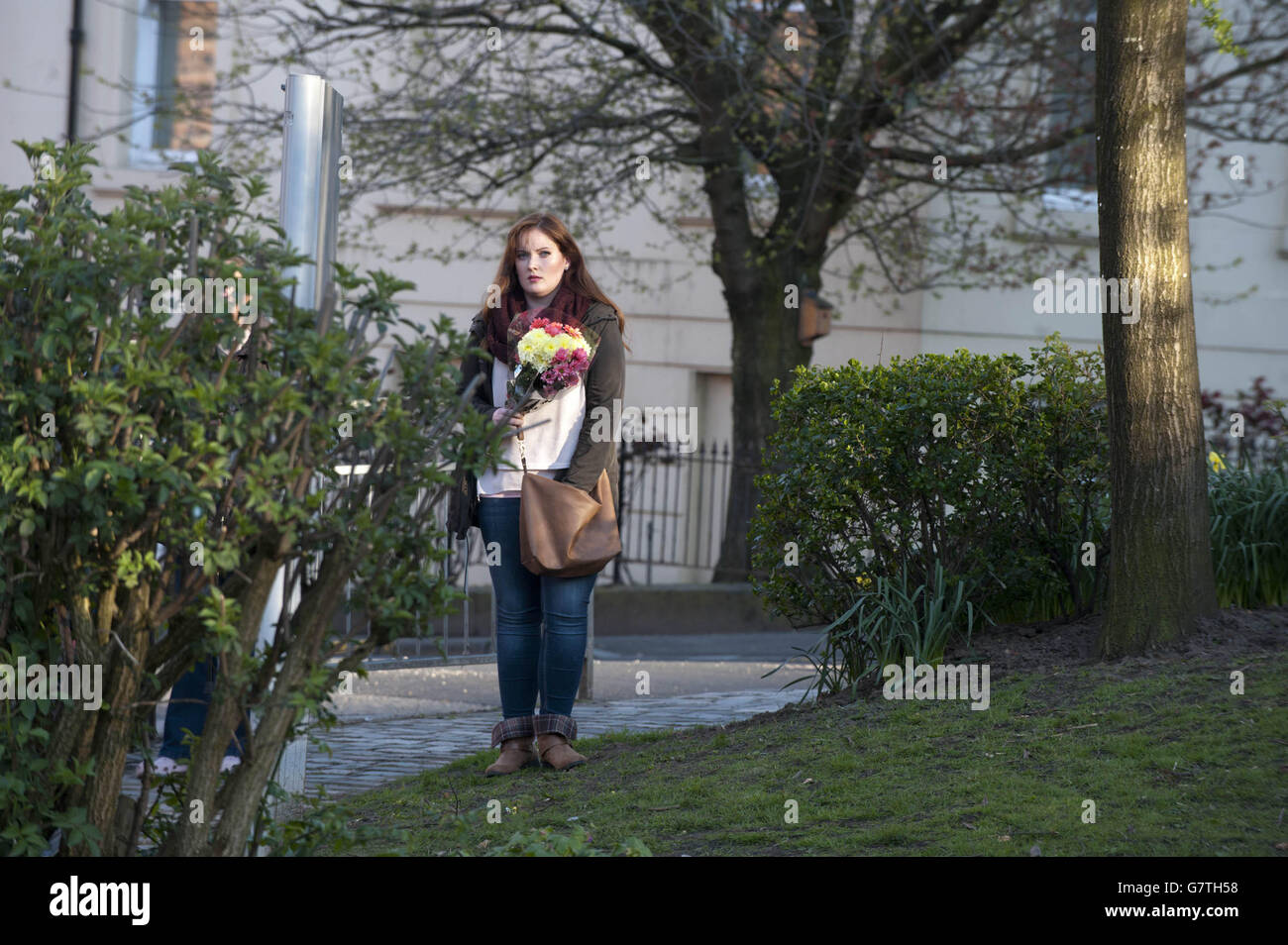 La gente frequenta una veglia silenziosa per lo studente irlandese Karen Buckley, 24, in un parco fuori Hill Street dove viveva Miss Buckley, dopo che il suo corpo fu trovato ad High Craigton Farm, nella periferia nord-occidentale della città, dopo una ricerca di quattro giorni. Foto Stock