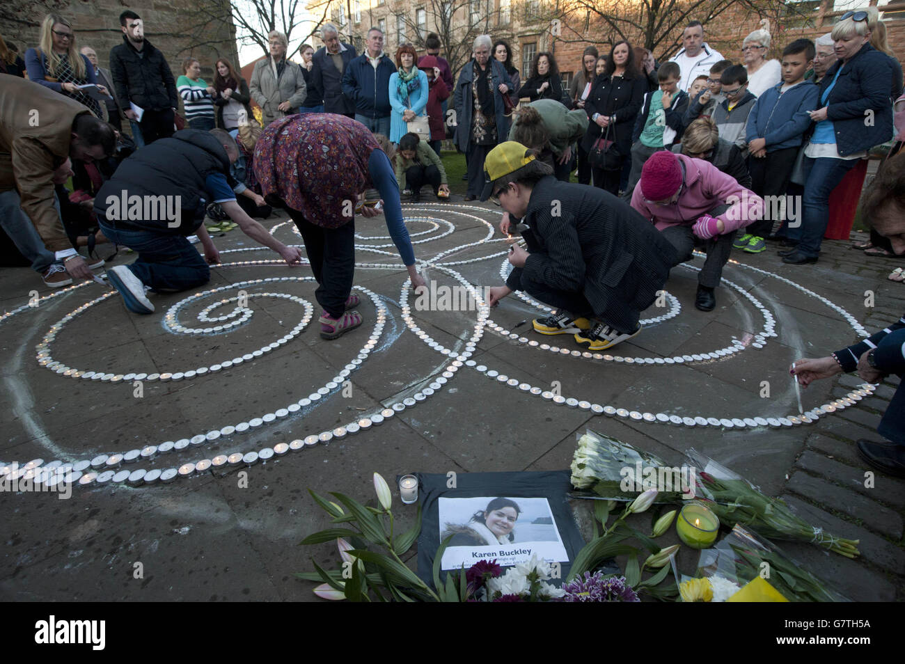 La gente frequenta una veglia silenziosa per lo studente irlandese Karen Buckley, 24, in un parco fuori Hill Street dove viveva Miss Buckley, dopo che il suo corpo fu trovato ad High Craigton Farm, nella periferia nord-occidentale della città, dopo una ricerca di quattro giorni. Foto Stock